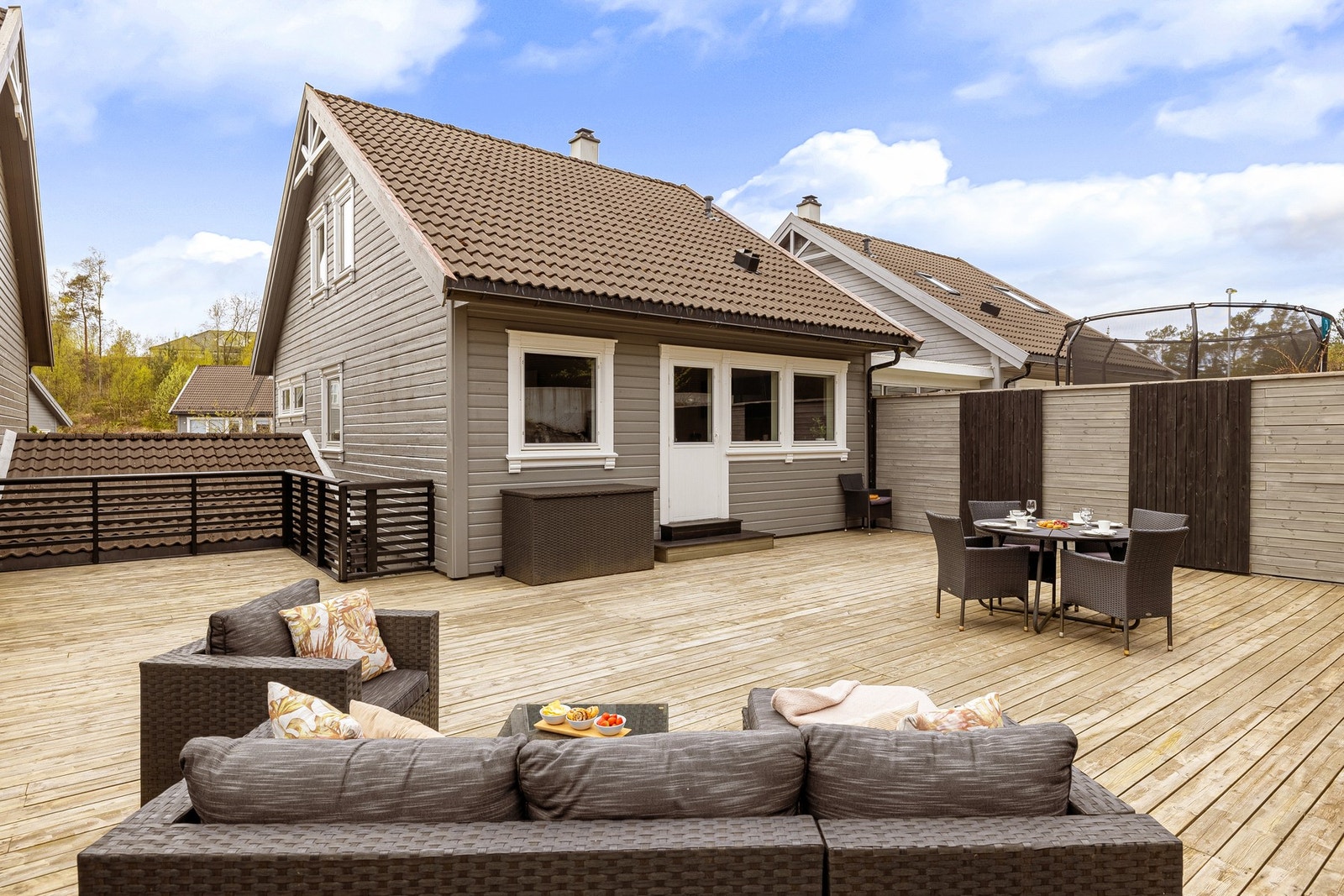 Dette er en innholdsrik enebolig i rekke som går over tre plan med tre uteplasser og gode solforhold hele dagen! Galleribilde