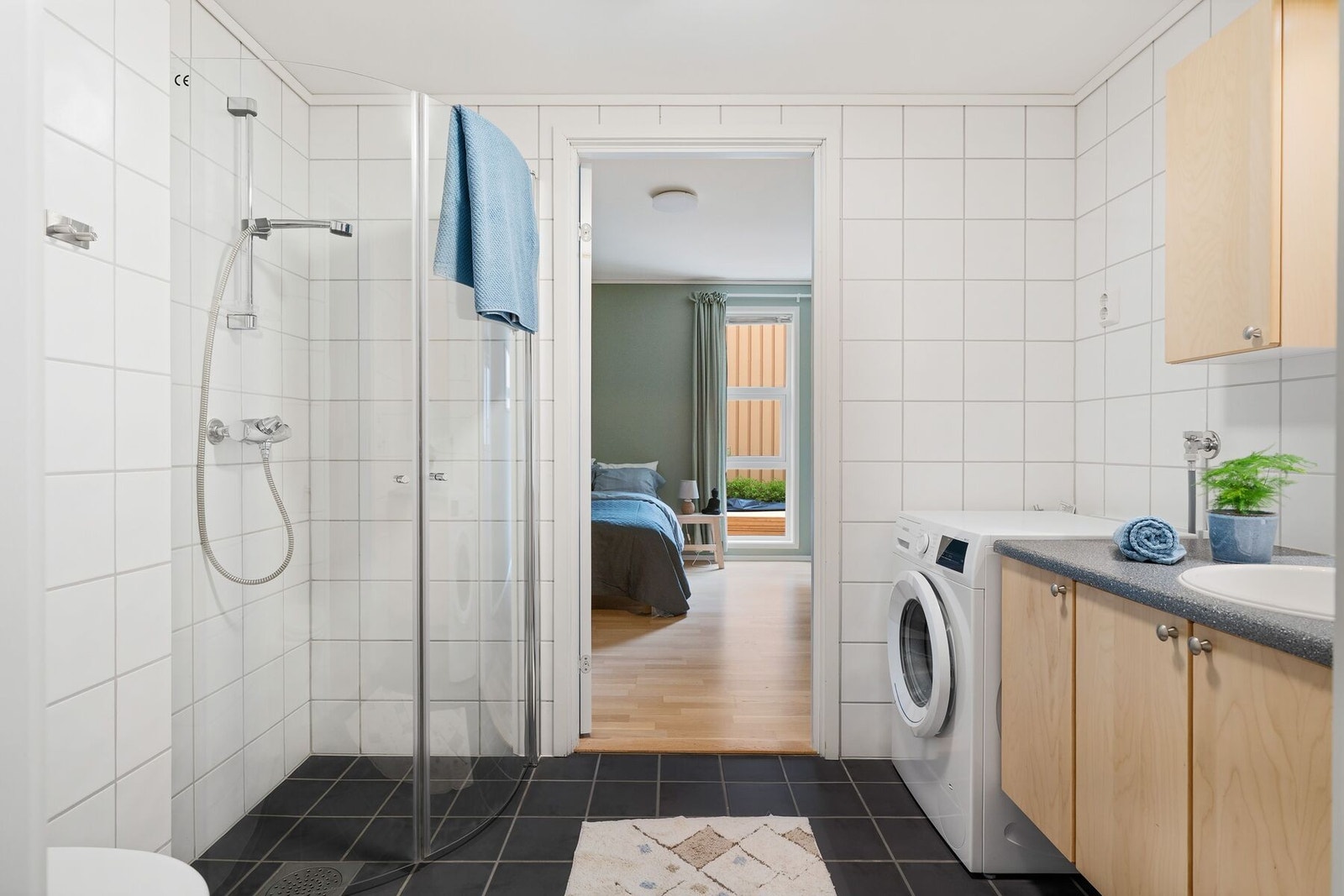 Badet har inngang både fra soverom og gang. Galleribilde