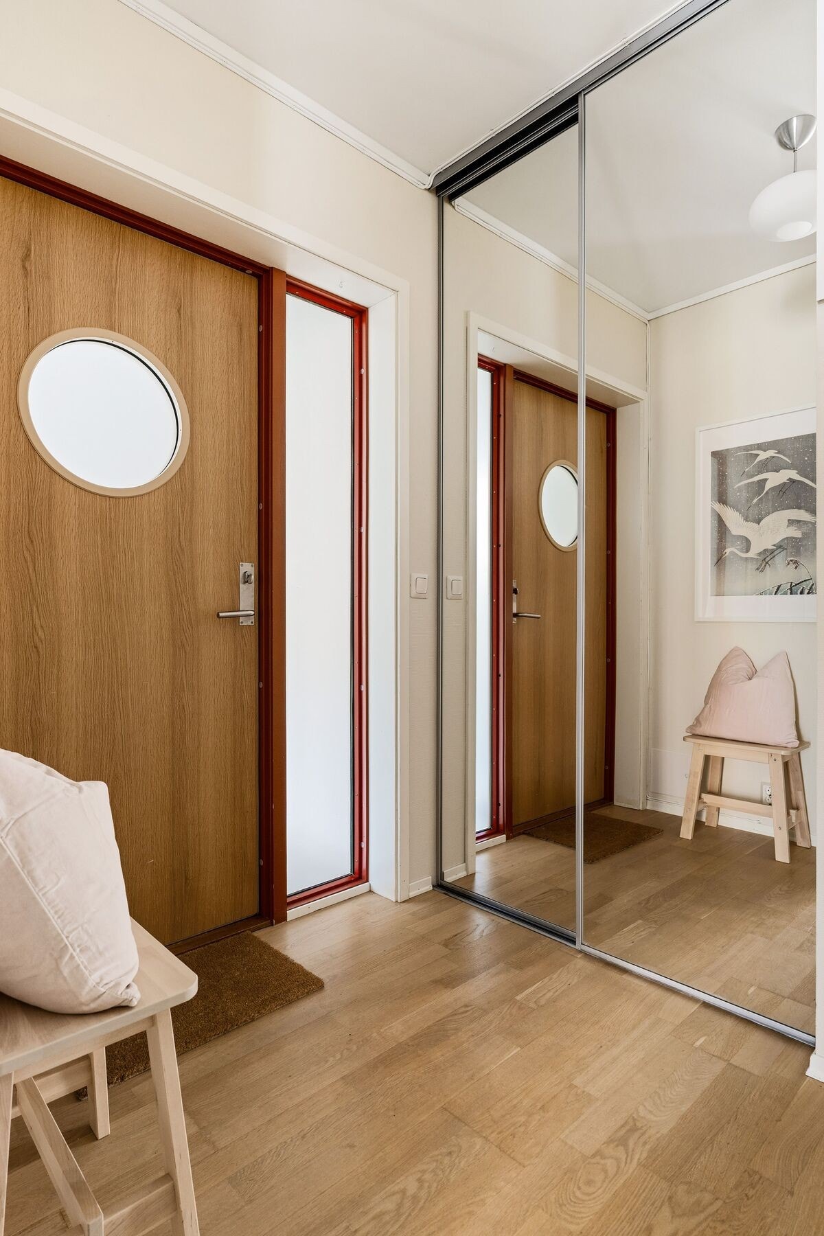 Innbydende gang med romslig skyvedørsgarderobe for oppbevaring av yttertøy og sko, denne medfølger handelen. Galleribilde