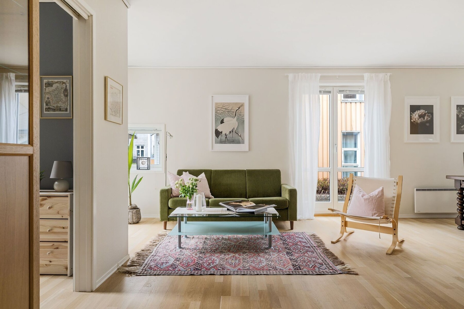 Leiligheten har en av de beste plasseringene i bygget med hjørnebeliggenhet. Galleribilde