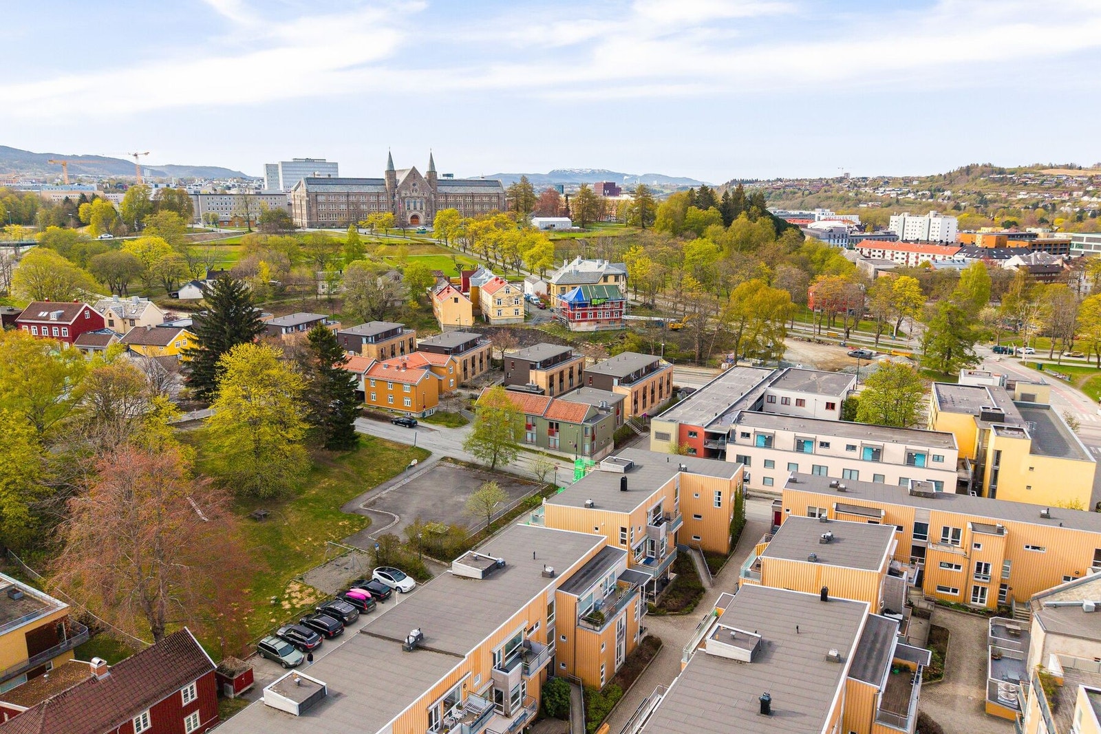 Gangavstand til velrennomerte studiesteder som Gløshaugen, NTNU Handelshøyskolen, Kalvskinnet og større arbeidsplasser som St. Olavs. og Sintef. Galleribilde