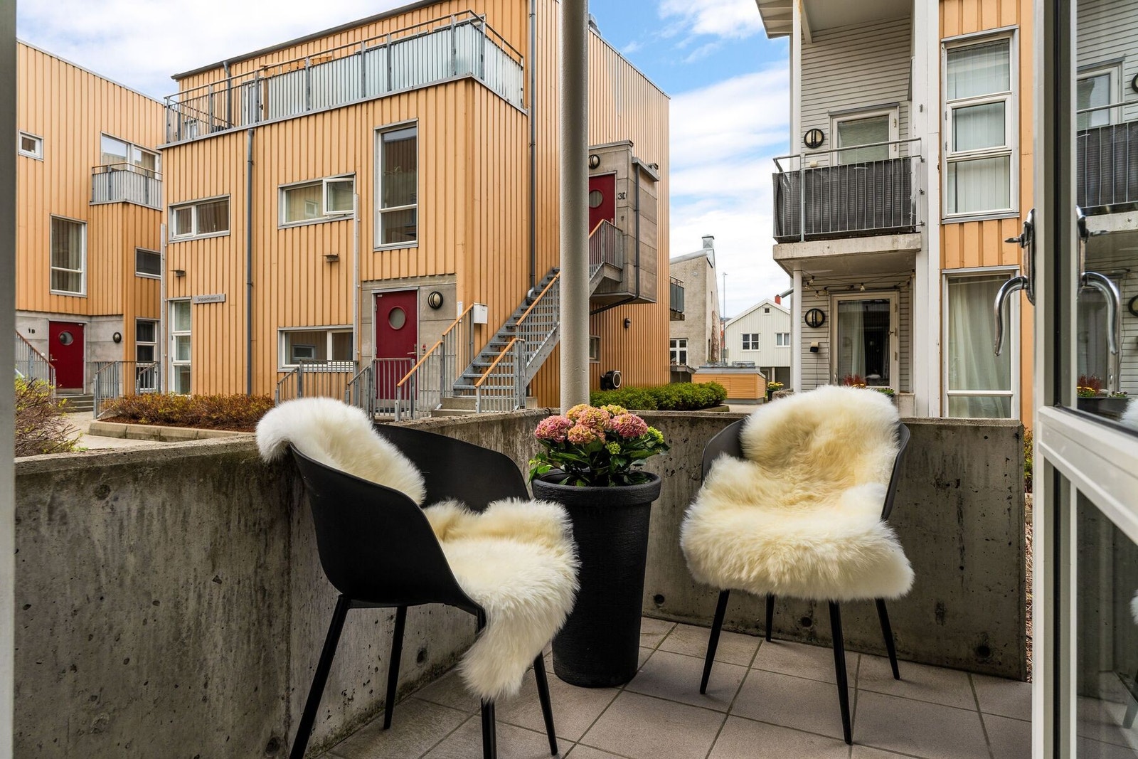 En tiltalende og romslig 3-roms selveier med etterspurte kvaliteter som egen p-plass, skjermet terrasse og gangavstand til sentrum på få minutter. Galleribilde