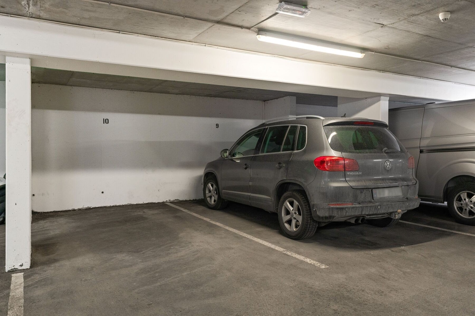 Det medfølger egen p-plass i kjeller. Det er mulig å etablere el-billader ved behov. Galleribilde