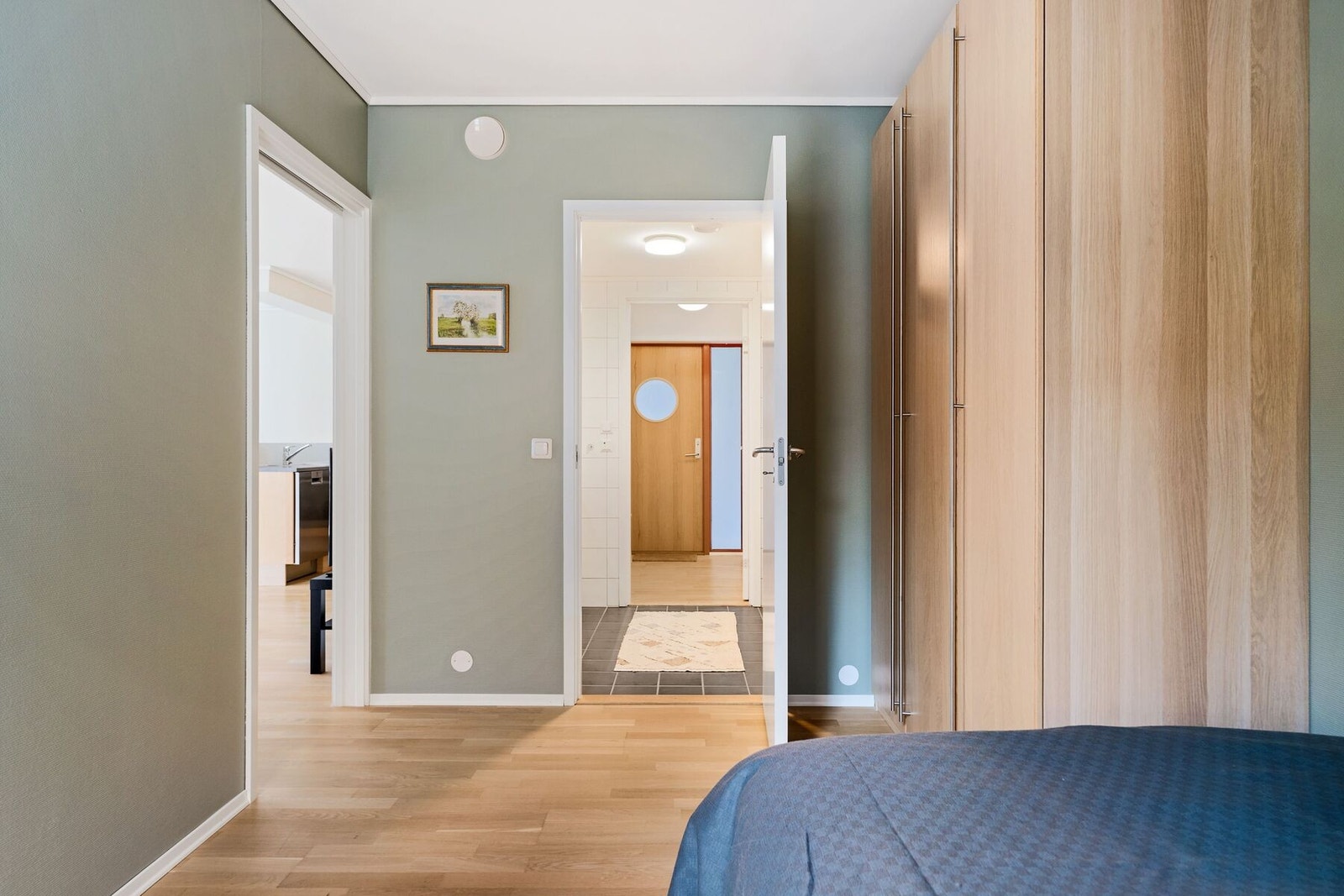 Her er det god plass til dobbeltseng, garderobe og skrivepult. Galleribilde