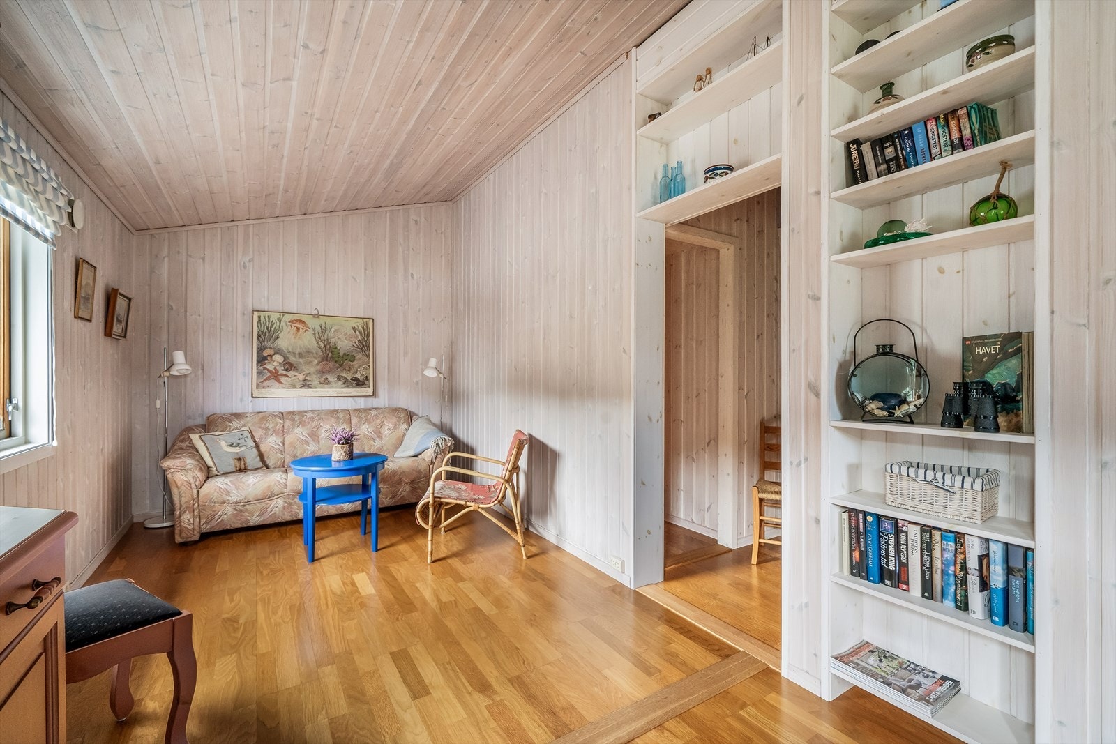 Lys stue med innebygde hyller. Galleribilde