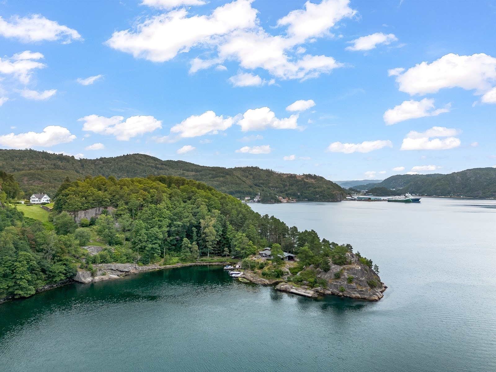 Eiendommen ligger fint plassert i Rosfjorden. Galleribilde