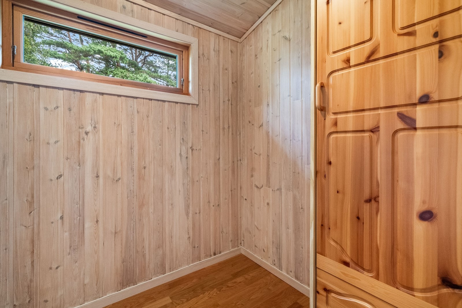 Garderobe/lagrinsrom. Galleribilde