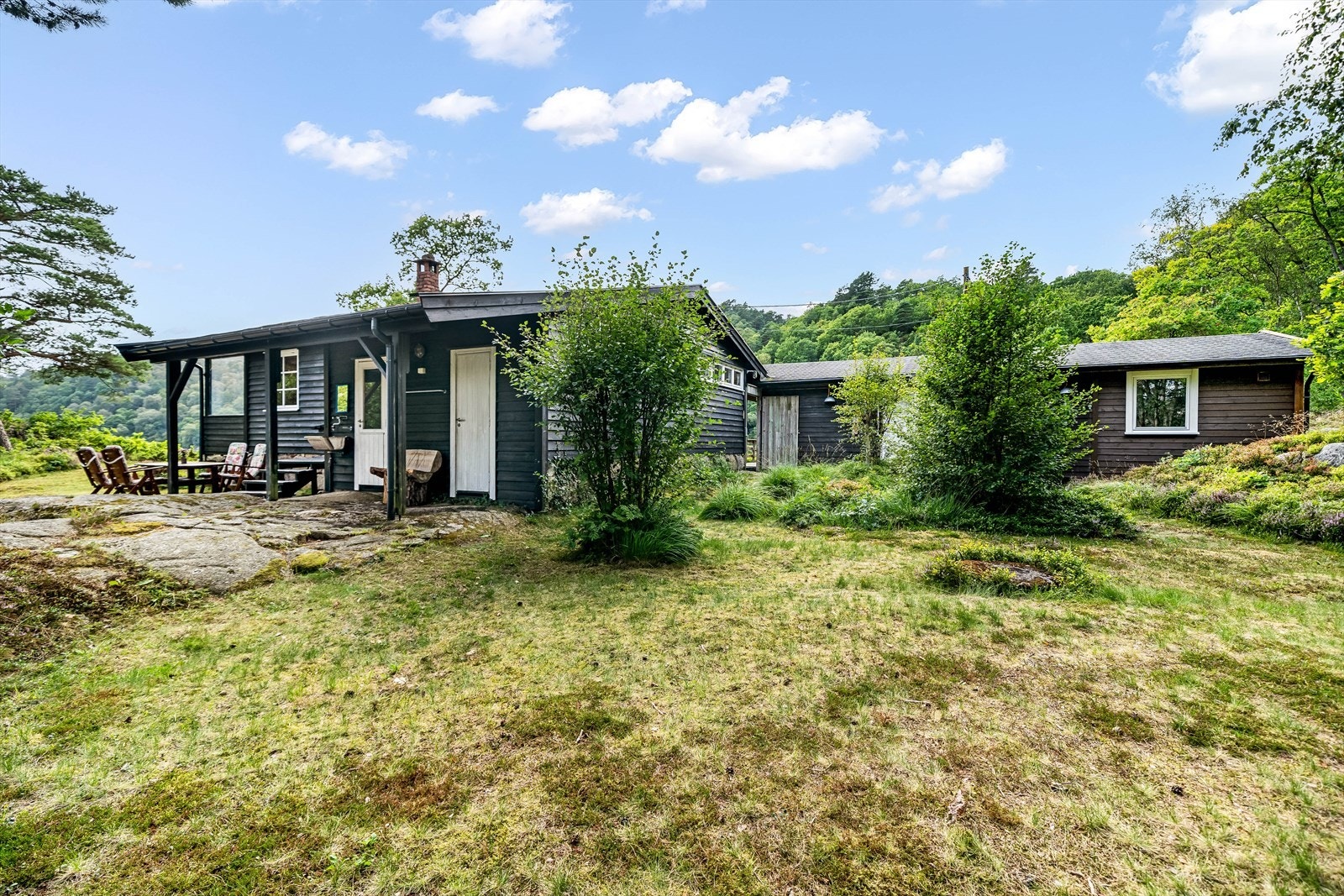Uteområde med svaberg og plen rundt. Galleribilde