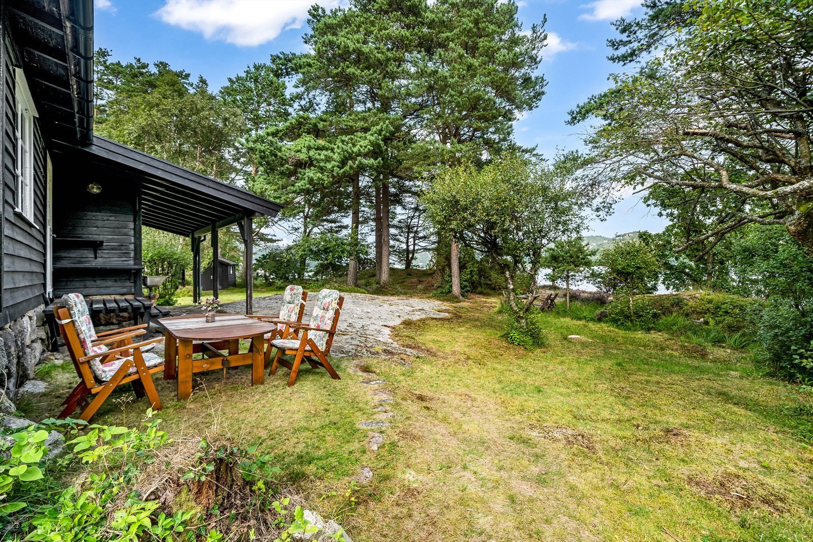 Vegetasjonen gir livd på tomta. Galleribilde