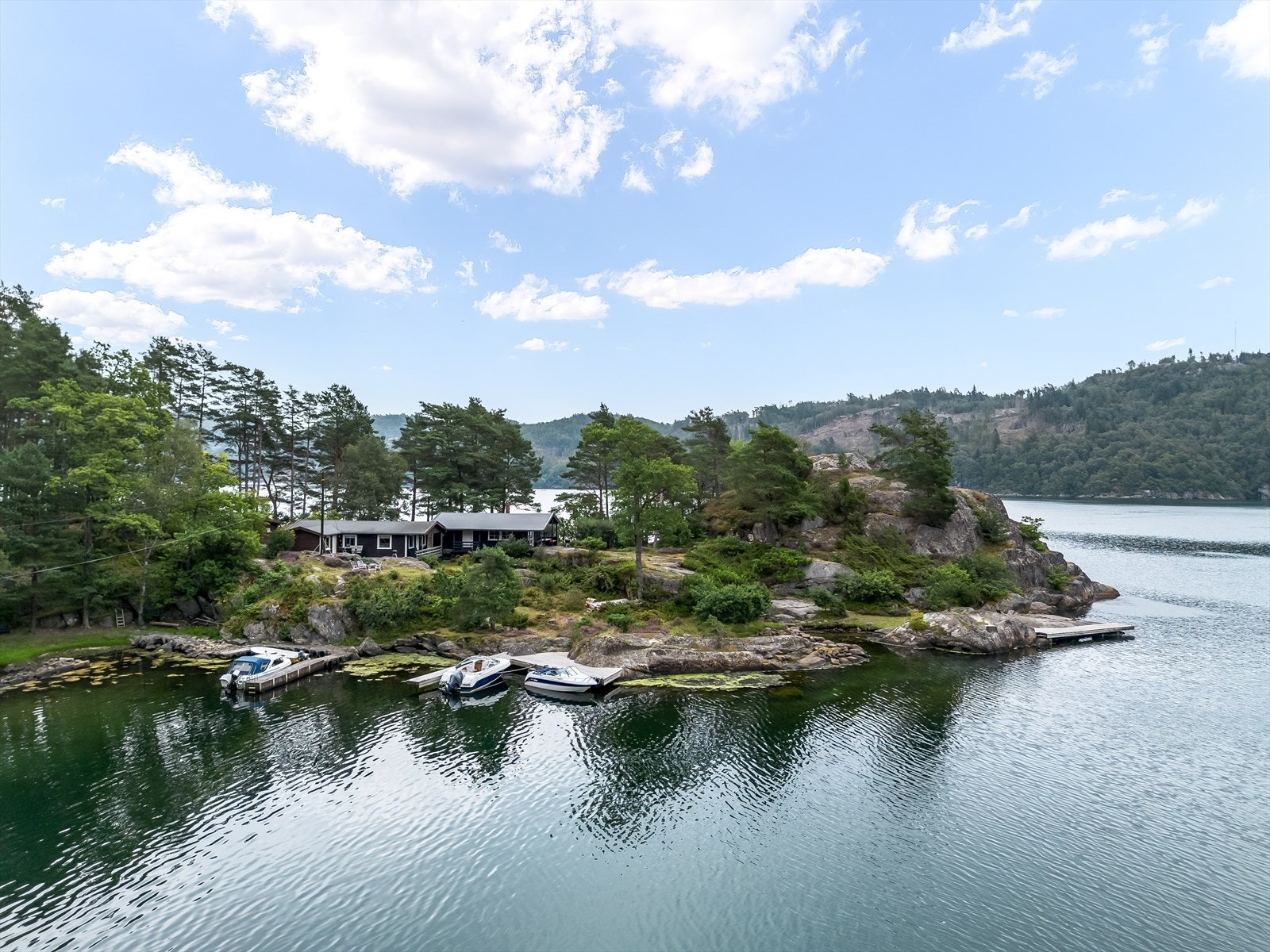Eiendomsmegler MNEF Anita Cecilie Gabrielsen ønsker velkommen til "Skotodden" - en sjelden mulighet på en usjenert odde. Galleribilde