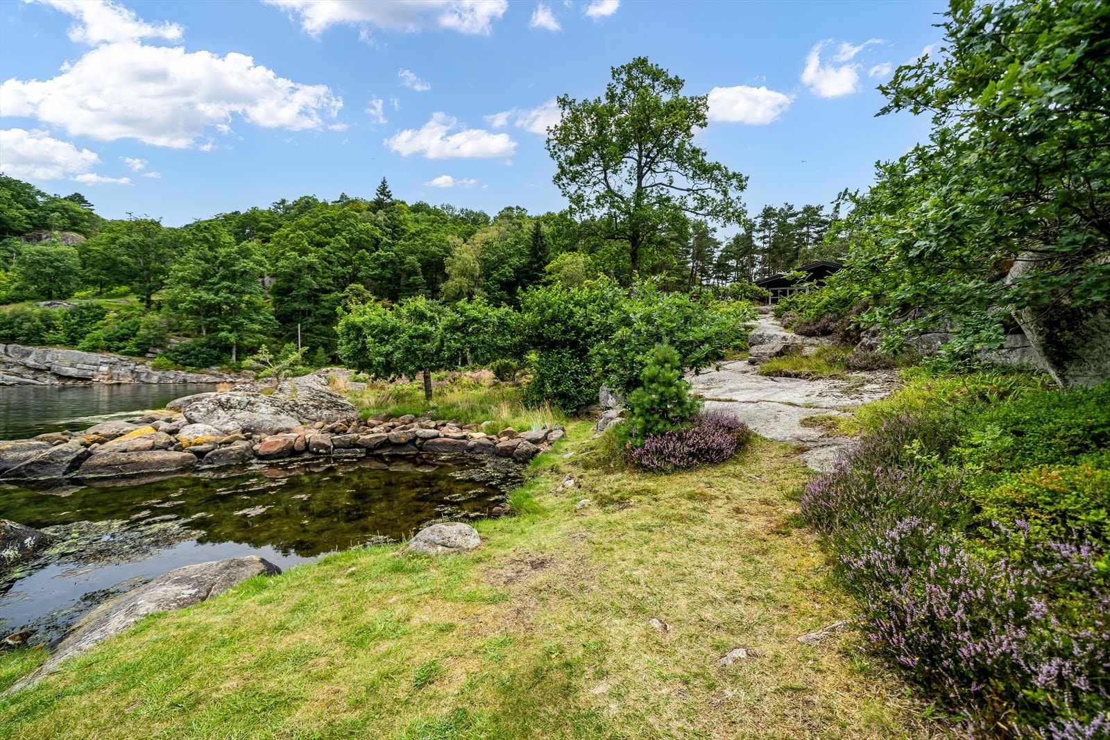 Mange flotte områder på tomten i sjøkanten med mulighet for å lete etter strandkrabber og vasse med "tean - i - tanga". Galleribilde
