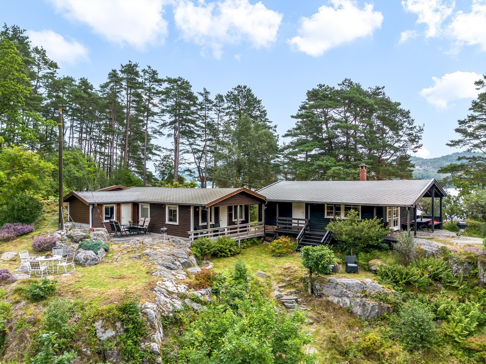 Det er bygd 2 hytter på eiendommen som har hver sine uteplasser i tilknytning. Galleribilde