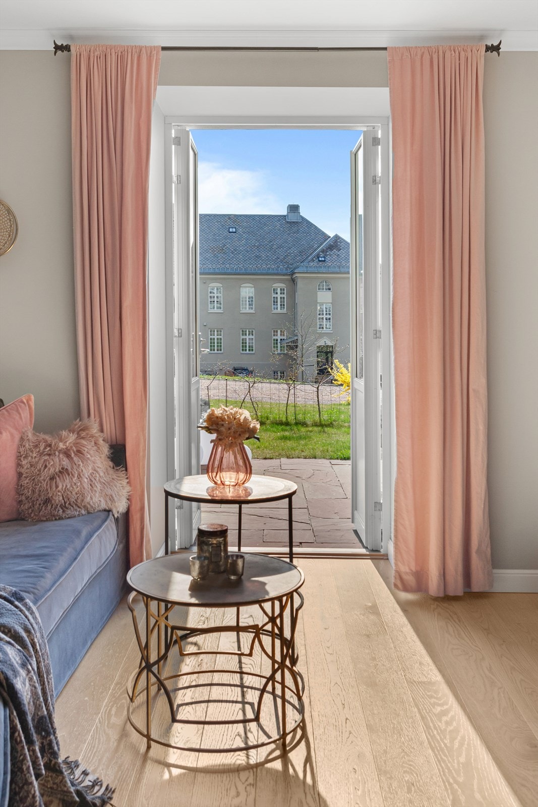Utgang til fantastisk markterrasse og hageflekk Galleribilde