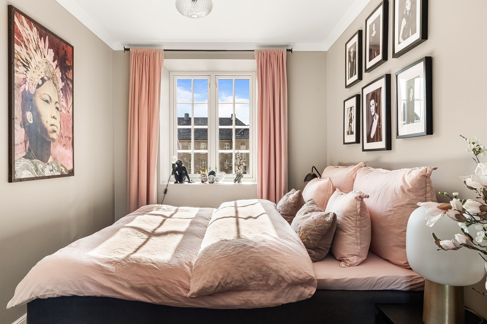 Det er plass til dobbeltseng og tilhørende møblement. Også her er det vannbåren gulvvarme. Galleribilde