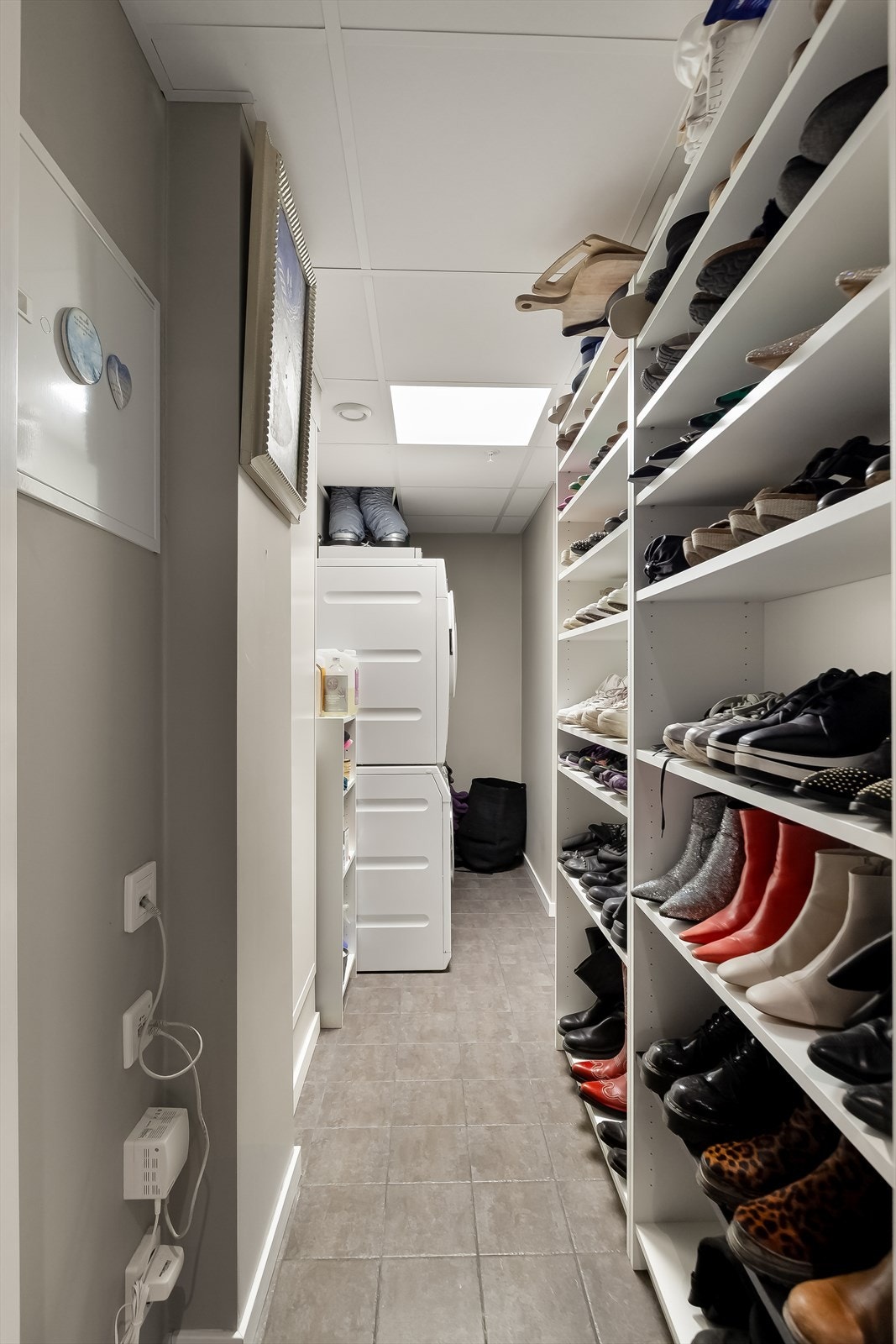 Entrèen er tilknyttet walk-in garderobe, teknisk rom og vaskerom, som gir mye ekstra oppbevaringsplass. Galleribilde