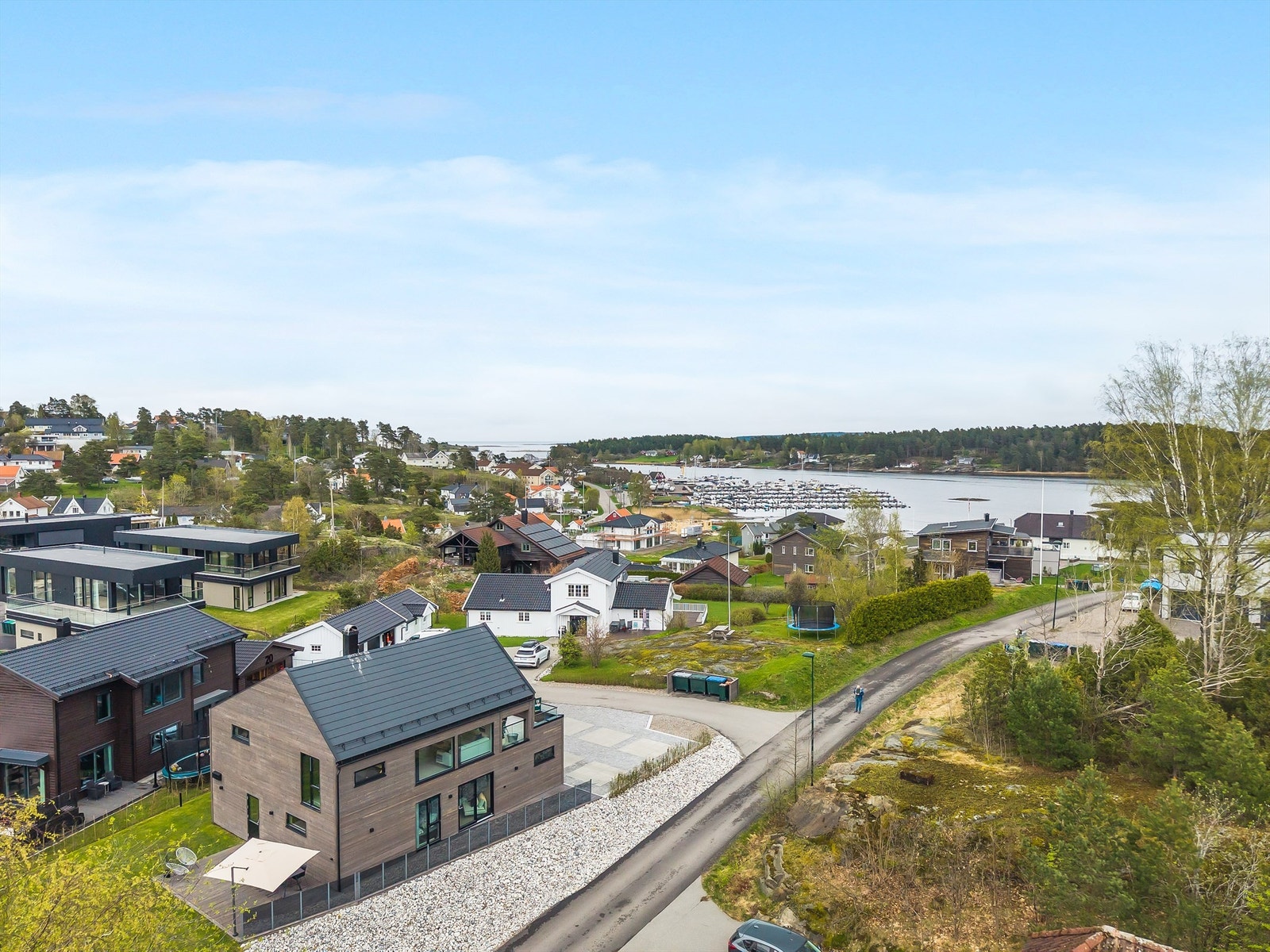 Kort vei til sjø, strand, båthavn, barnehager, skole, matbutikk, m.m Galleribilde
