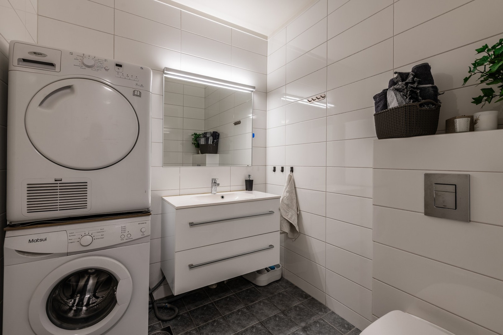Bad/wc har flislagt gulv, fliser på vegger og malt glatt overflate i himling. Galleribilde