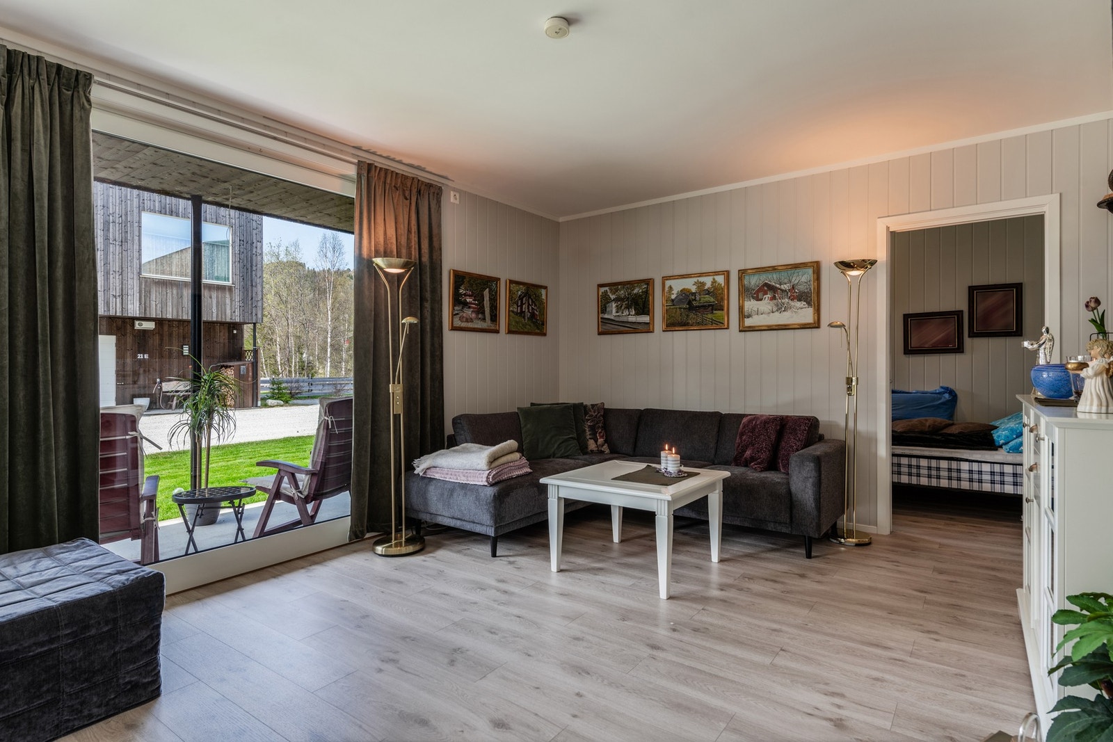 Kjøkken og stue i åpen løsning, med utgang til overbygget terrasse og hage. Galleribilde