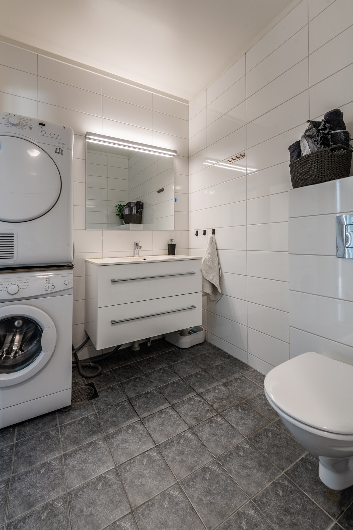 Servantinnredning, 1 håndvask, 1 veggtoalett, 1 dusjnisje med glassdør, samt opplegg for vaskemaskin. Galleribilde