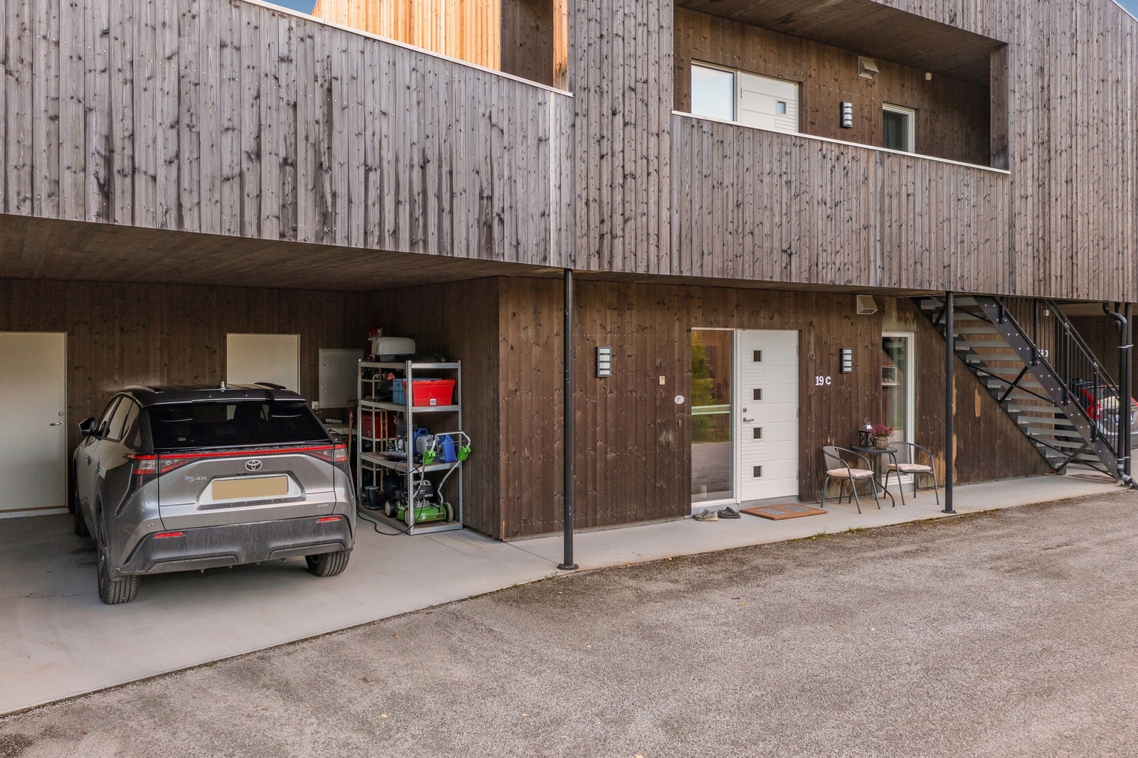 En parkeringsplass i carport som er tilknyttet leiligheten. Ellers gjesteparkering på fellesareal. Galleribilde
