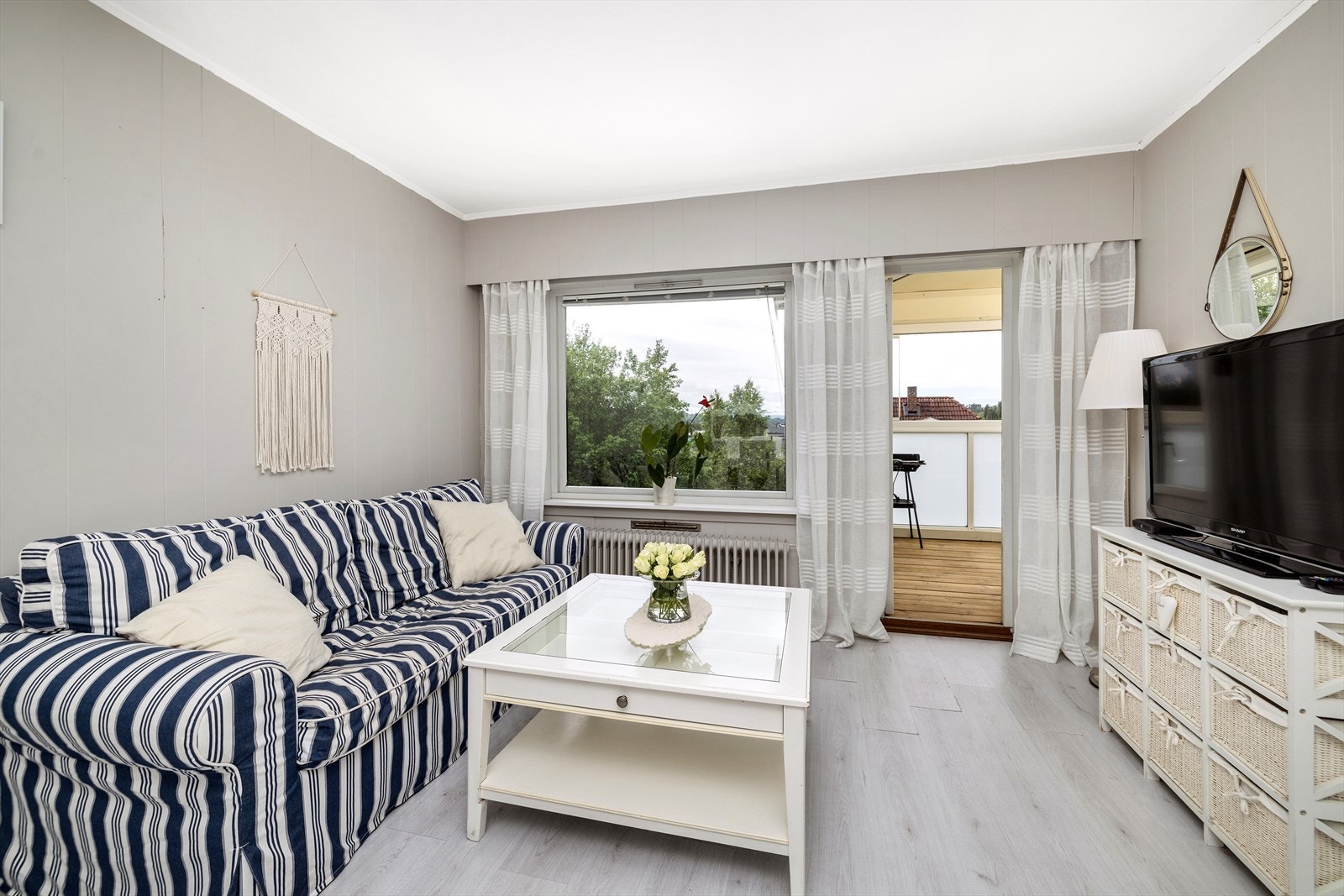 Fra stuen er det direkte utgang til den overbygde balkongen. Galleribilde