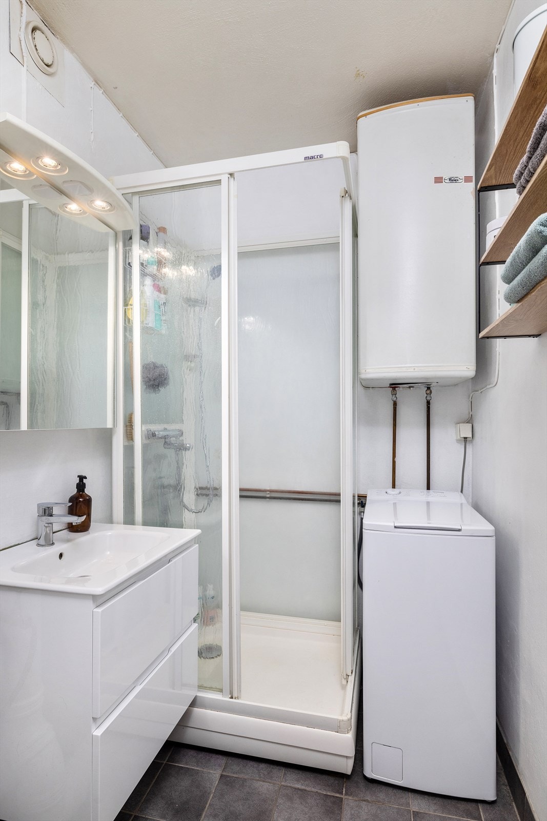 Badet er utstyrt med dusjkabinett og har opplegg for vaskemaskin. Galleribilde