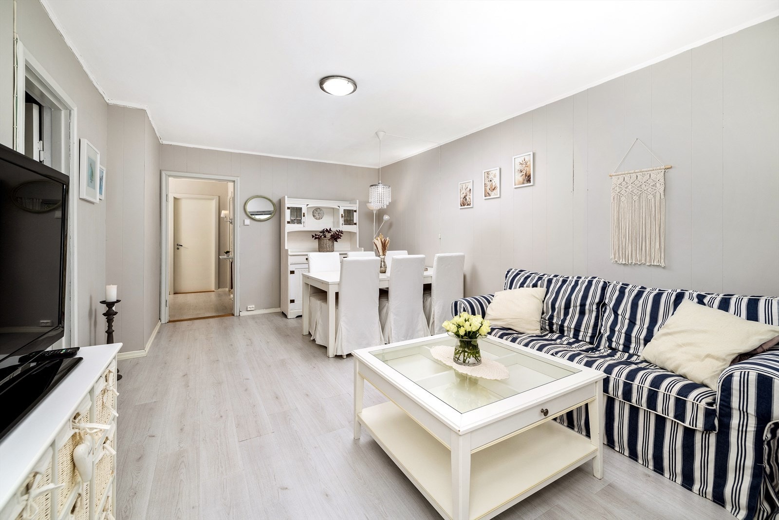 Romslig stue med plass til både sofagruppe og spisebord. Oppvarming via radiatorer er inkludert i felleskostnadene. Galleribilde