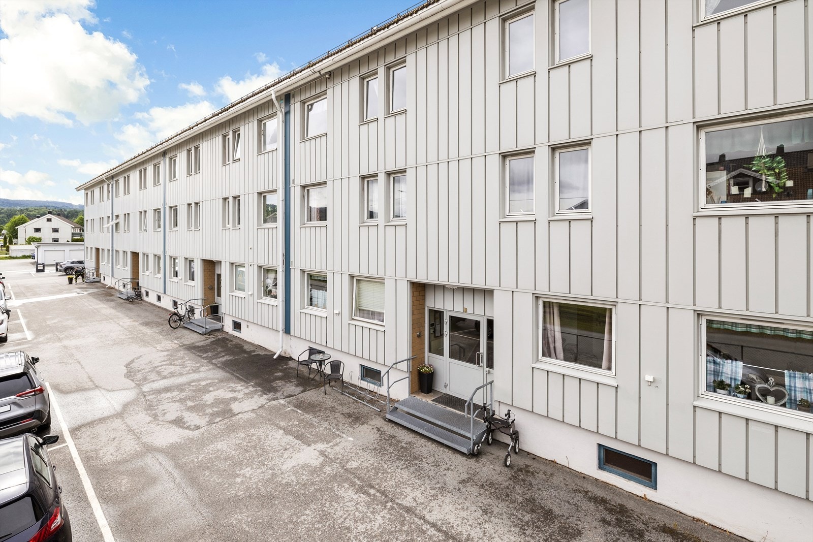 Asfaltert parkeringsplass for beboerne. Bygget er tilknyttet fjernvarmeanlegg. Galleribilde