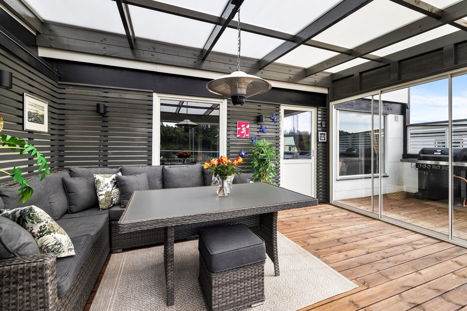 I 2022 ble del av terrasse innglasset med nye skyvedørsfelter i metall med glass og det ble bygget nytt takoverbygg. Galleribilde