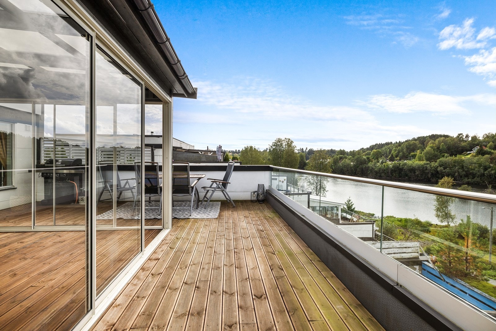 Det åpent og fritt utsyn fra terrassen. Det ble også lagt nytt terrassegulv og membran i 2022. Galleribilde