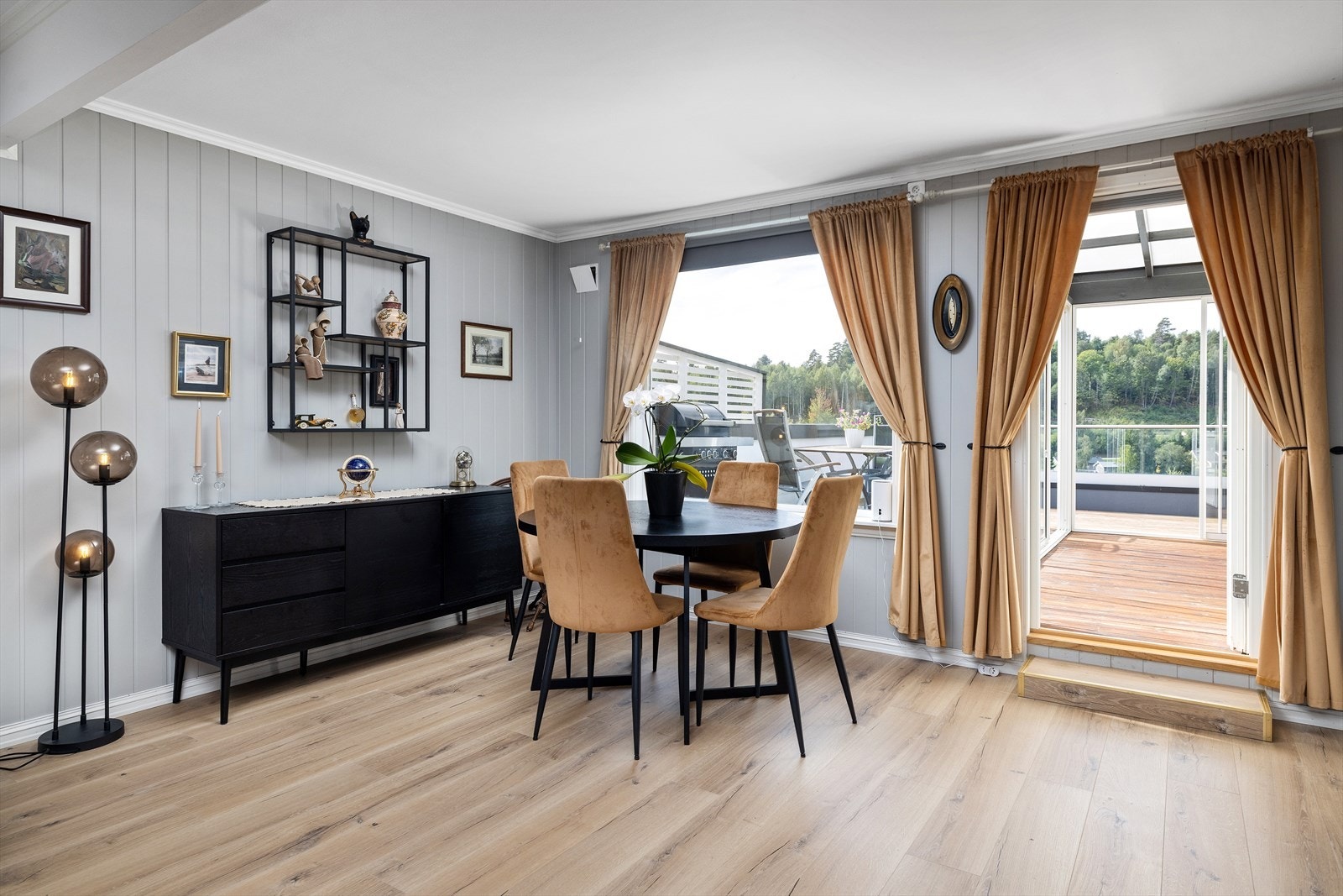 Fra stuen er det utgang til stor terrasse. Galleribilde