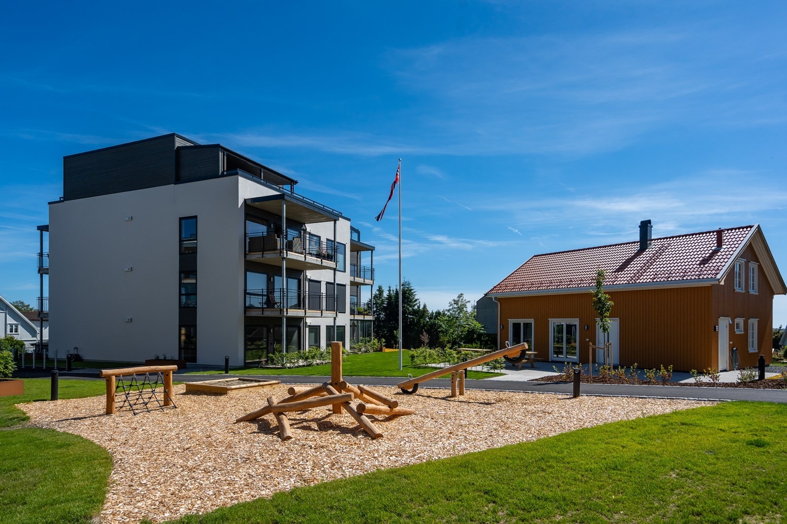 Leiligheten ligger rolig til innerst på tomten. Galleribilde