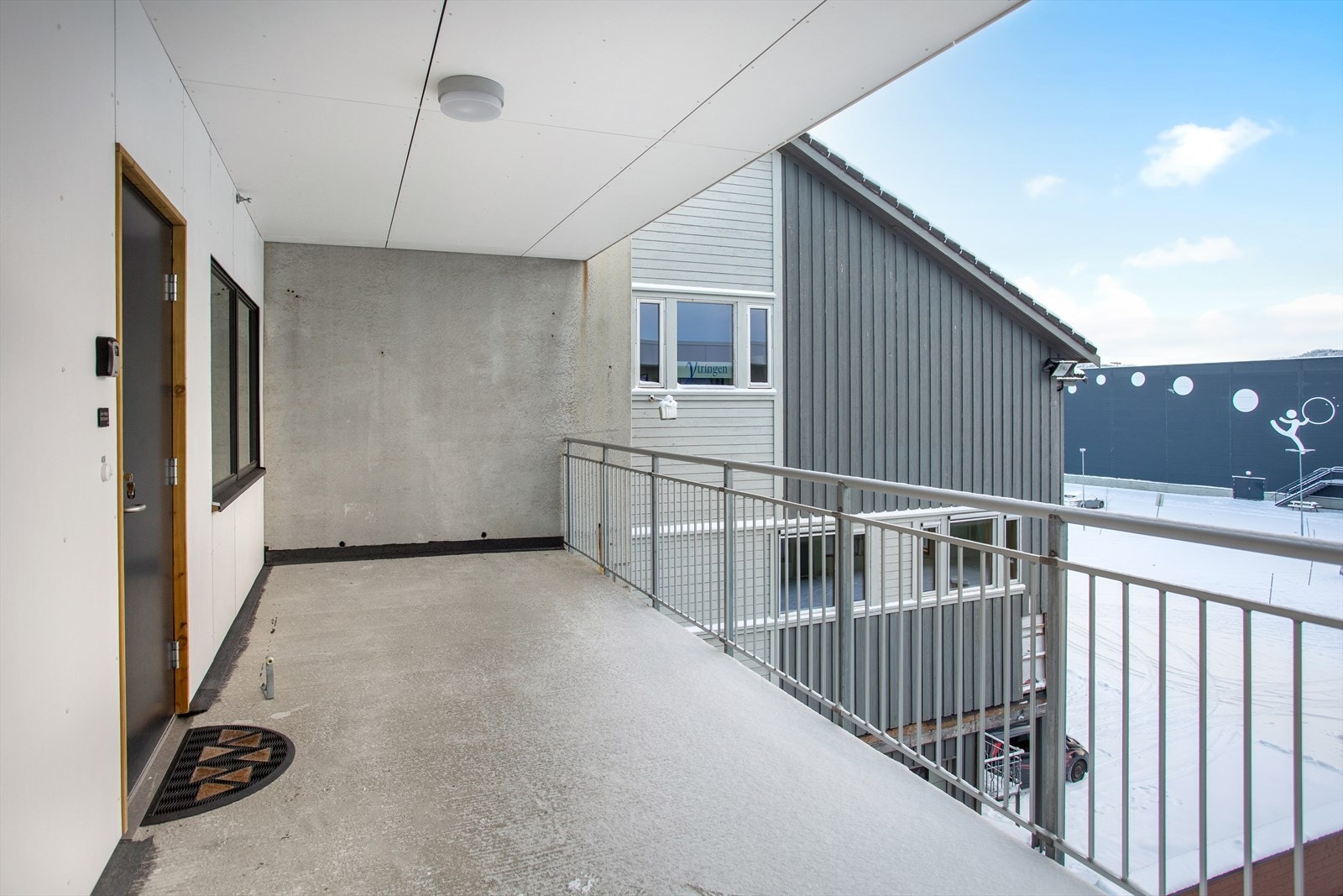 Det er romslig plass ved inngangspartiet, unten gjennomgang fra naboer, og her er det gode solforhold på formiddagen Galleribilde