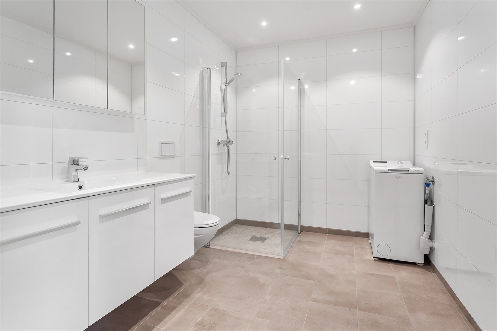 Badet er romslig, og med god plass til vaskemaskin og evt en kommode for oppbevaring av klær Galleribilde