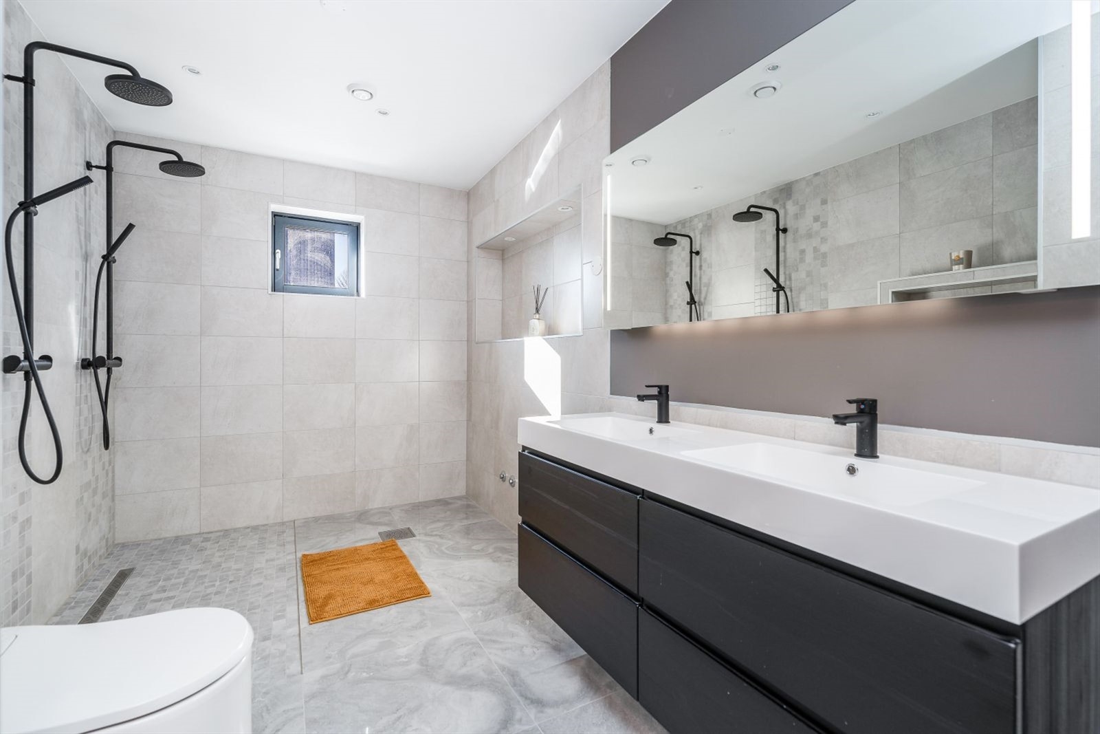 Badet i 1. etasje bærer et preg av luksus. Galleribilde