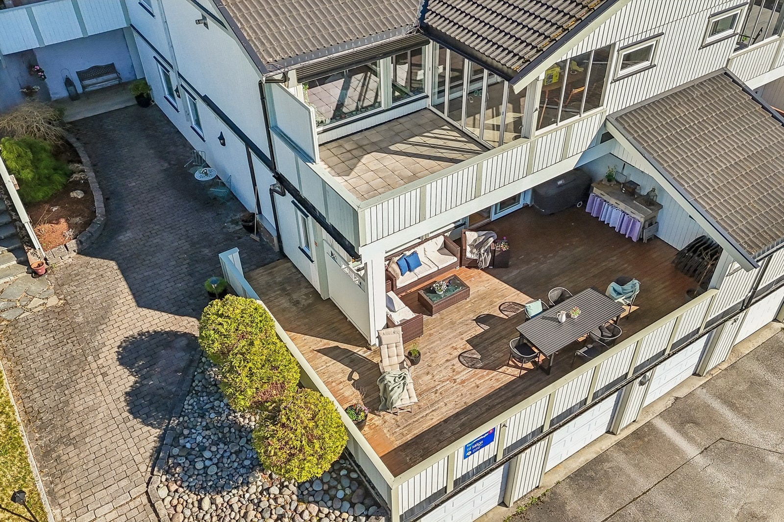 Leiligheten disponerer en svært hyggelig uteplass med gode møbleringsmuligheter Galleribilde