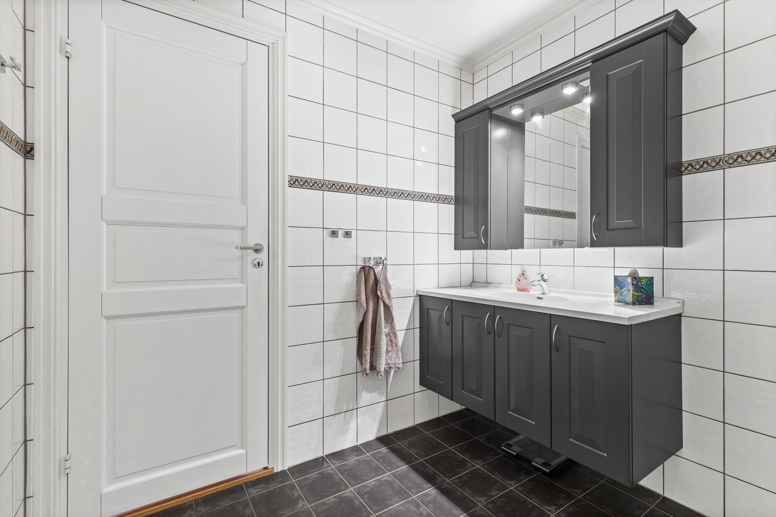 Rommet har elektriske varmekabler og mekanisk avtrekk. Galleribilde
