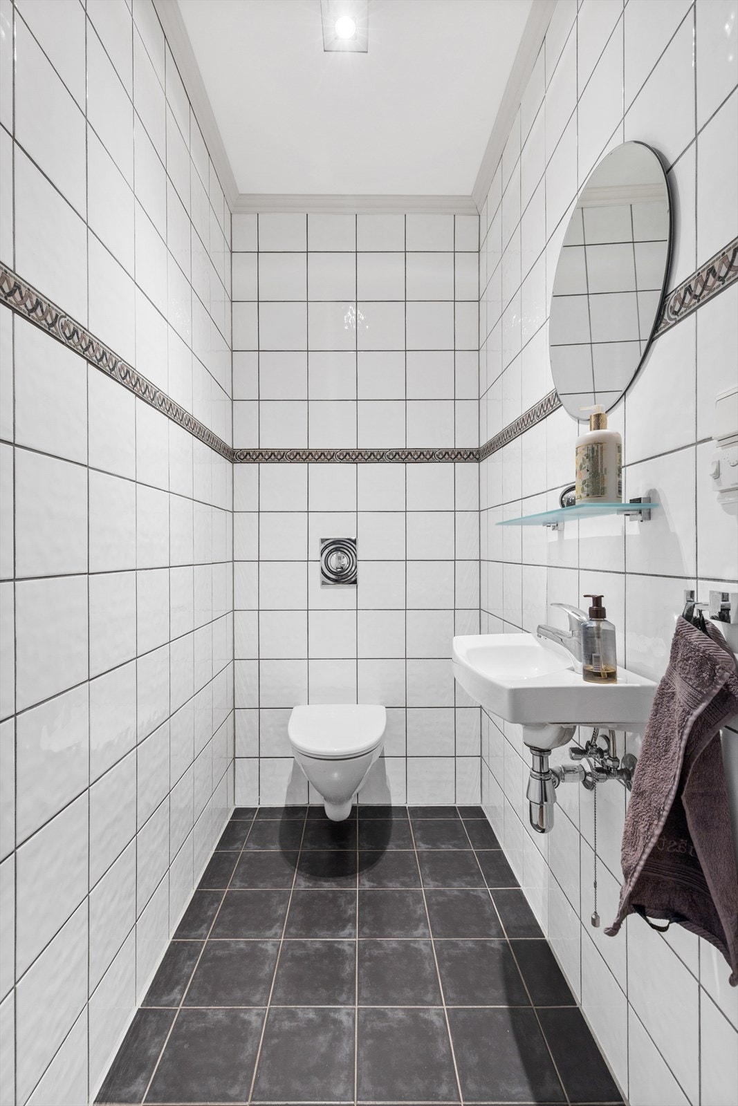 Separat toalettrom i samme utførelse som badet. Galleribilde