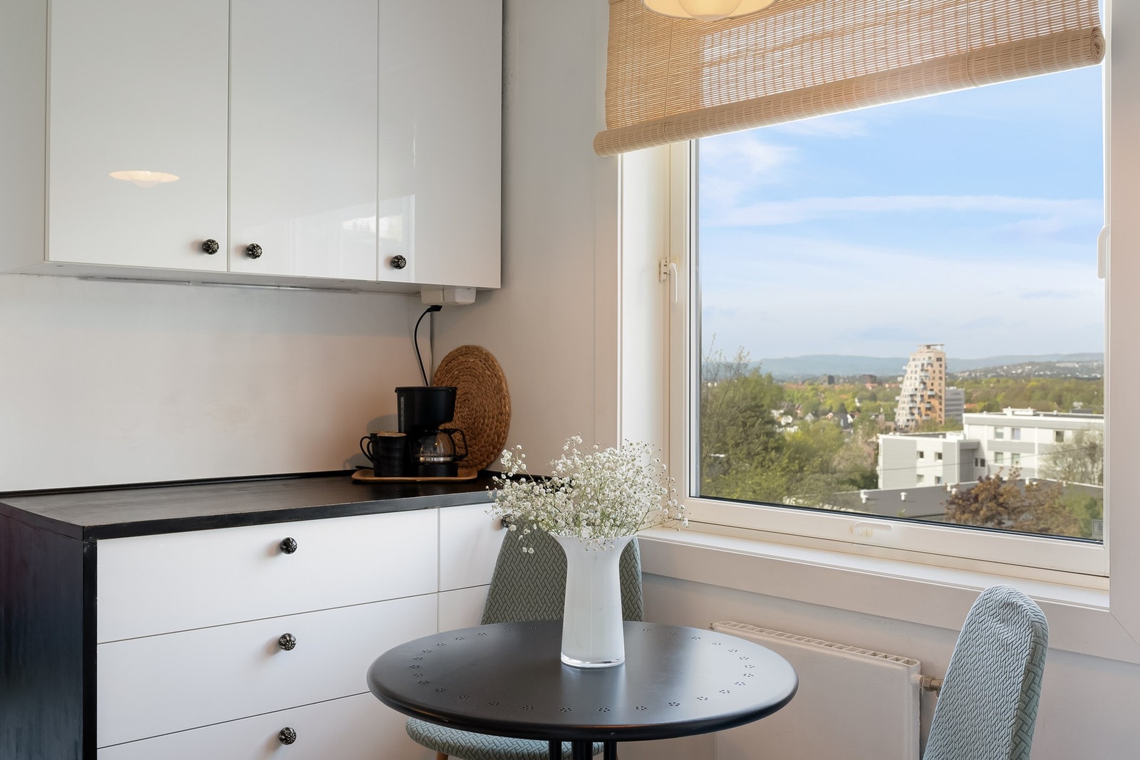 Ved vinduet er det plass til et hyggelig spisebord - perfekt for rolige frokoster med flott utsikt. Galleribilde
