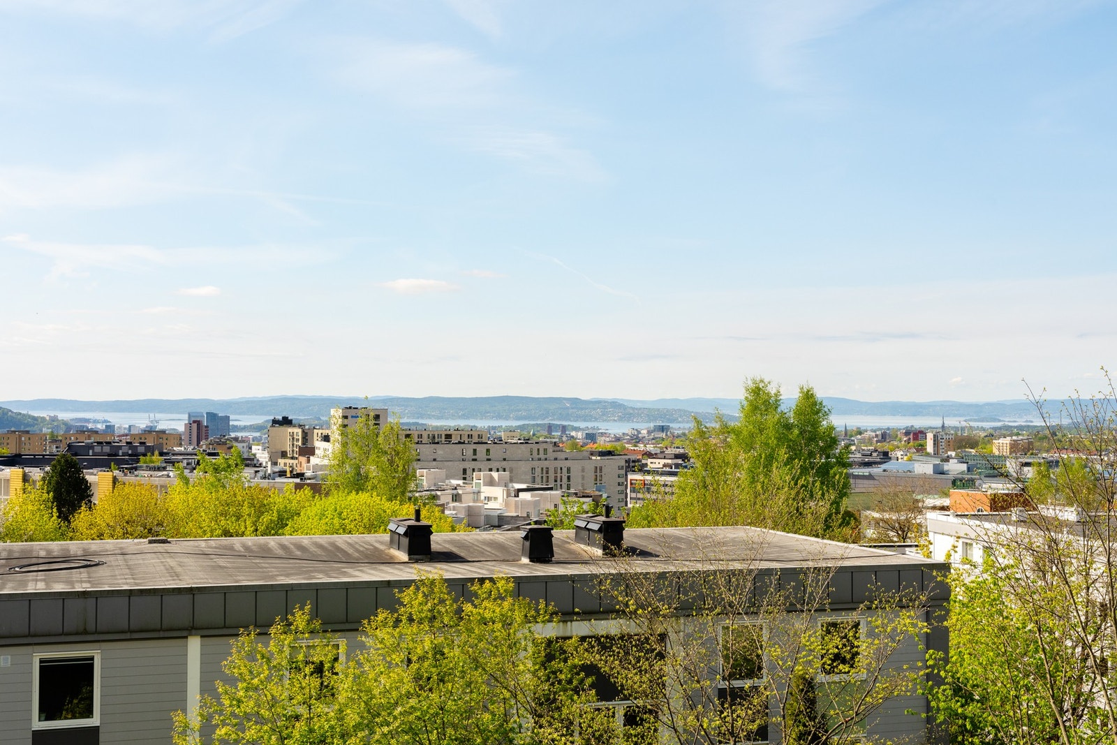 Her får du gleden av en nordvestvendt, innglasset balkong på 10 kvm med flott utsikt over by og fjord! Galleribilde