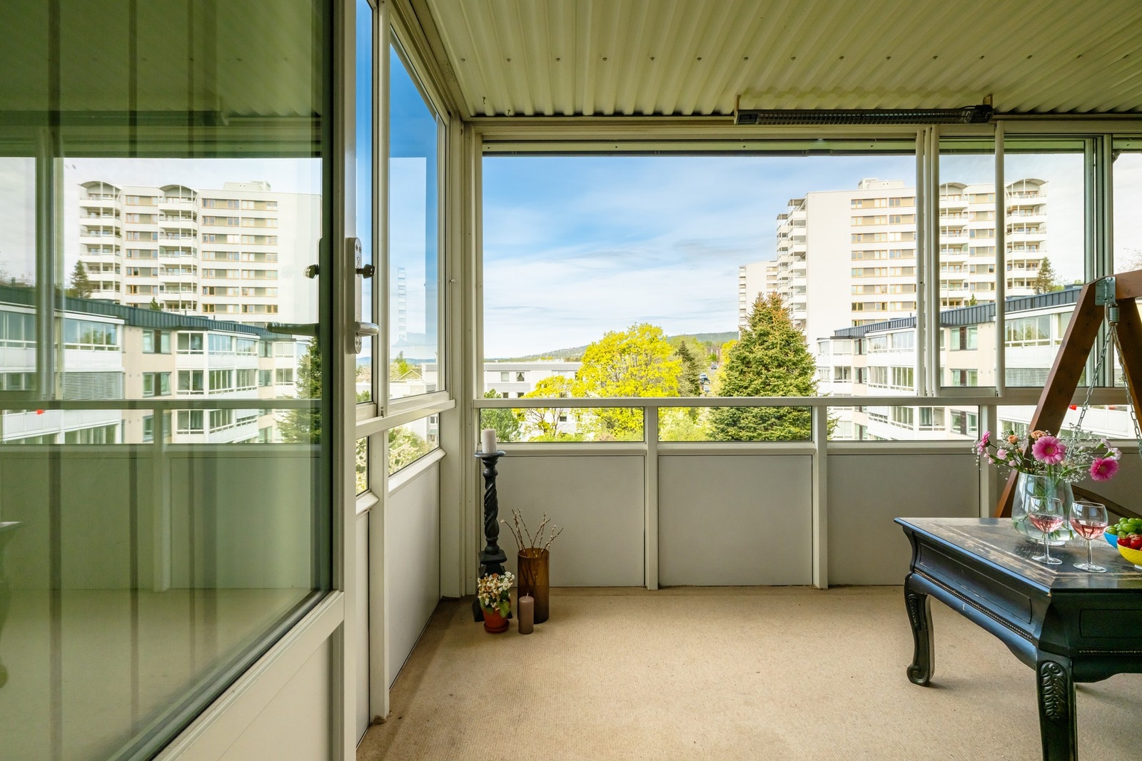 Uteplassen er på 10 kvm og gir med det godt med plass til loungemøblement, grill og beplantning. Galleribilde