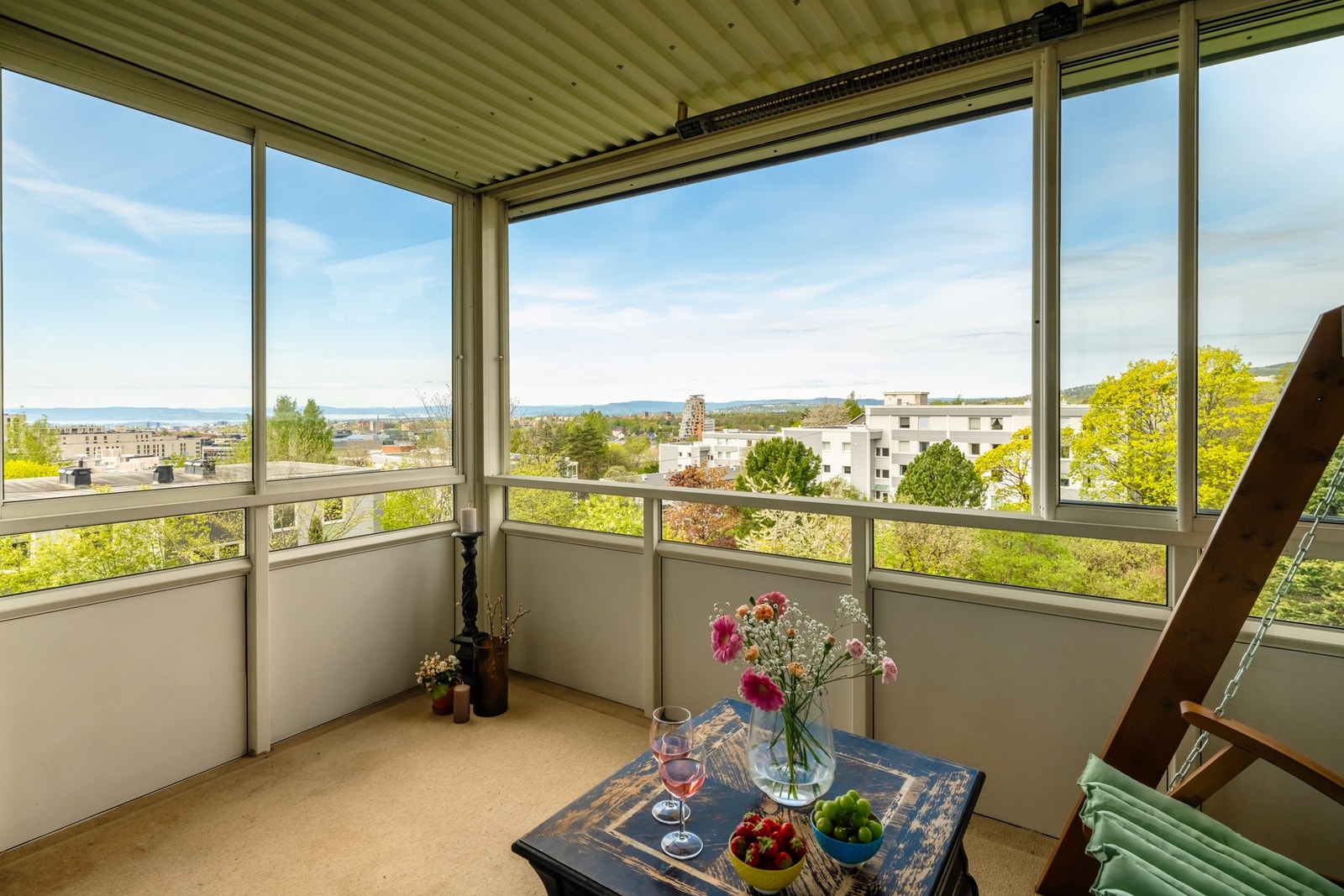 Balkongen er overbygget og innglasset, som gjør uteplassen lun og privat. Innglassingen kan i tillegg skyves opp om du ønsker luft og solstråler inn. Galleribilde