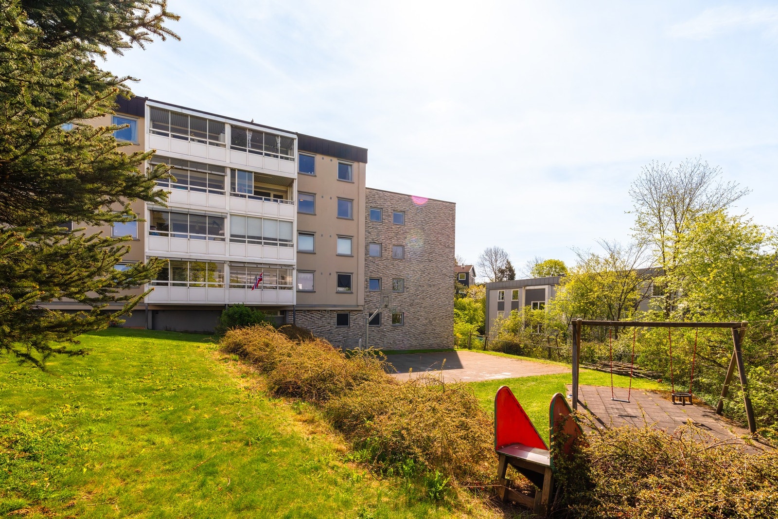 Leiligheten ligger i et meget attraktivt og barnevennlig boligområde på Grefsen mot Nydalen. Galleribilde
