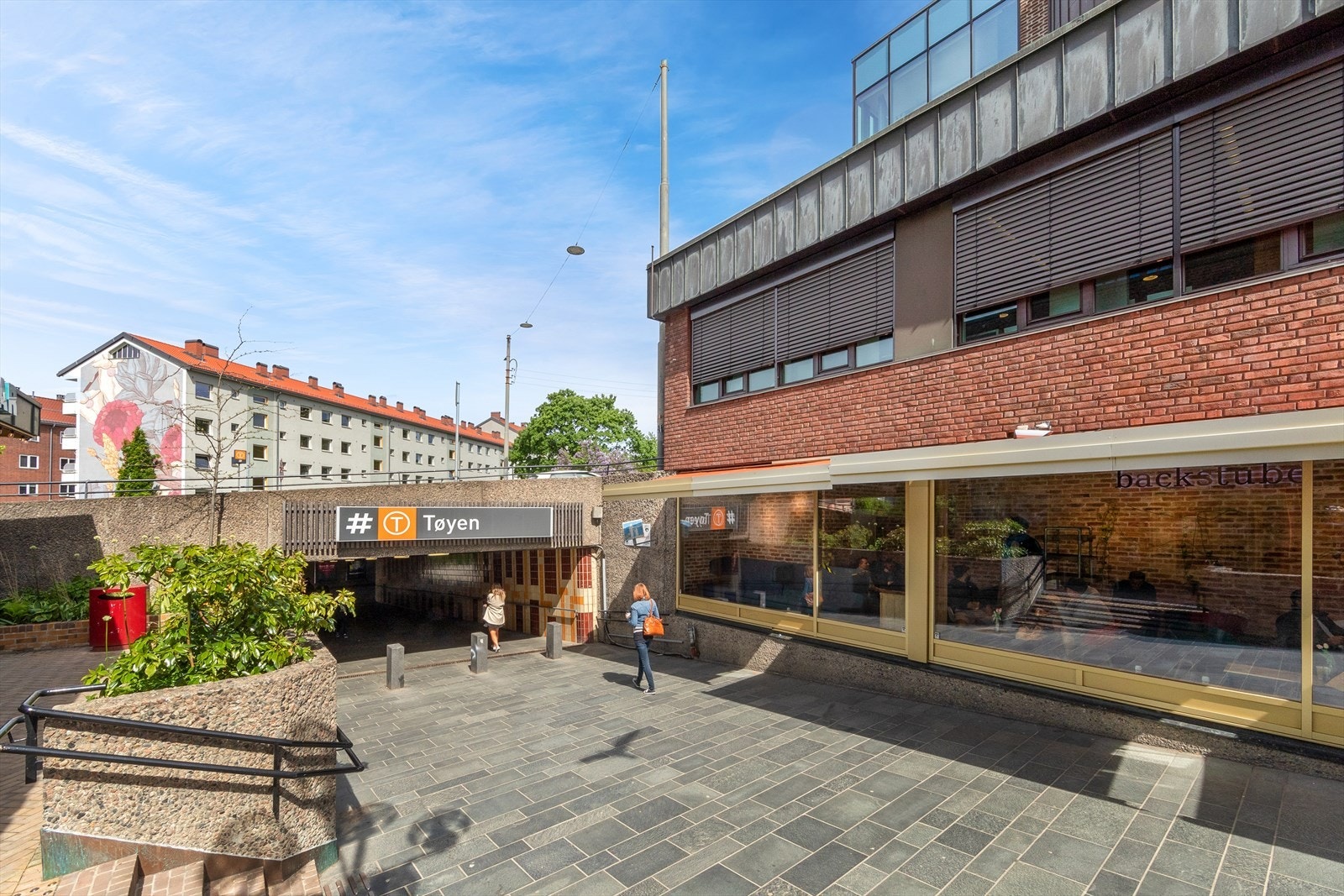 Tøyen stasjon finner du blant annet t-banestasjon med alle linjer Galleribilde