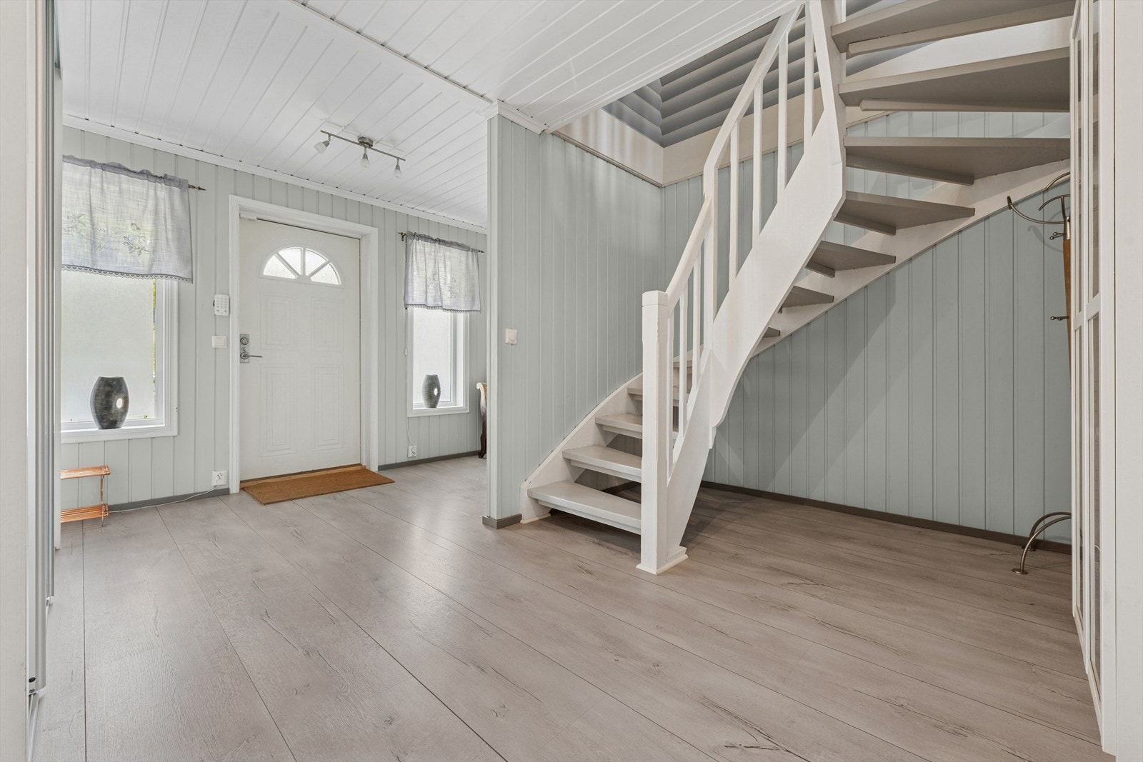 Du ønskes velkommen inn via overbygget inngangsparti og inn i denne romslige hallen. Galleribilde
