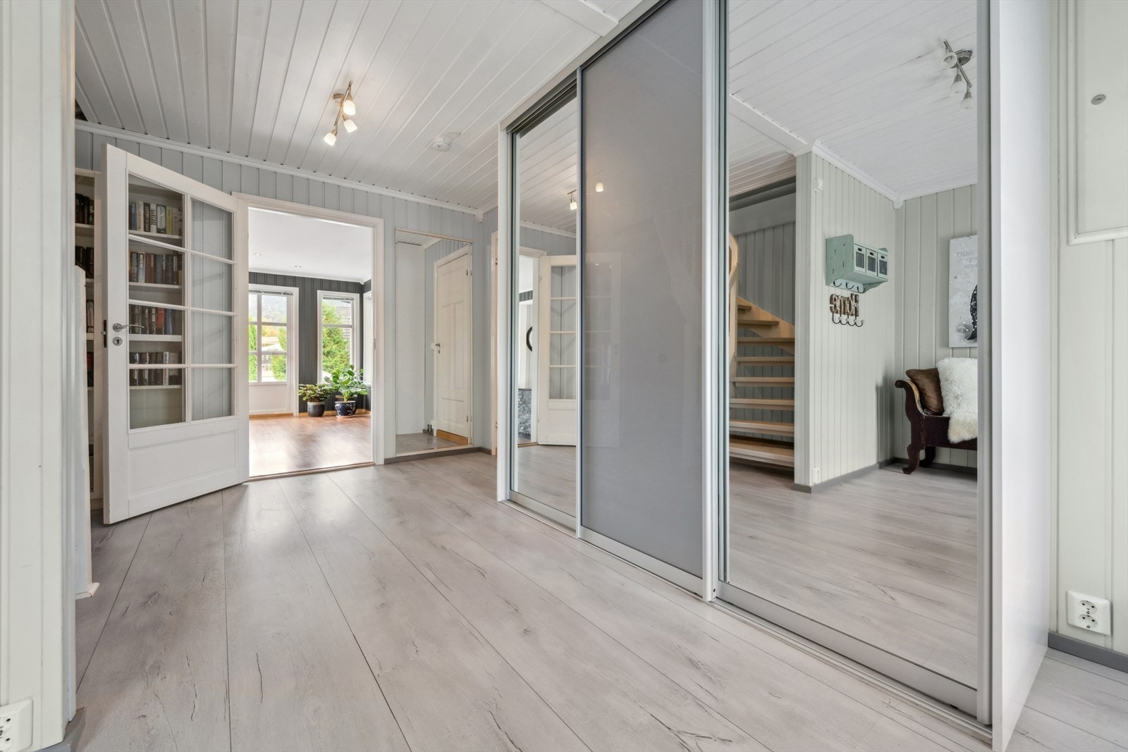 Hallen har god plass til oppbevaring med en stor skyvedørsgarderobe med speilfronter. Galleribilde