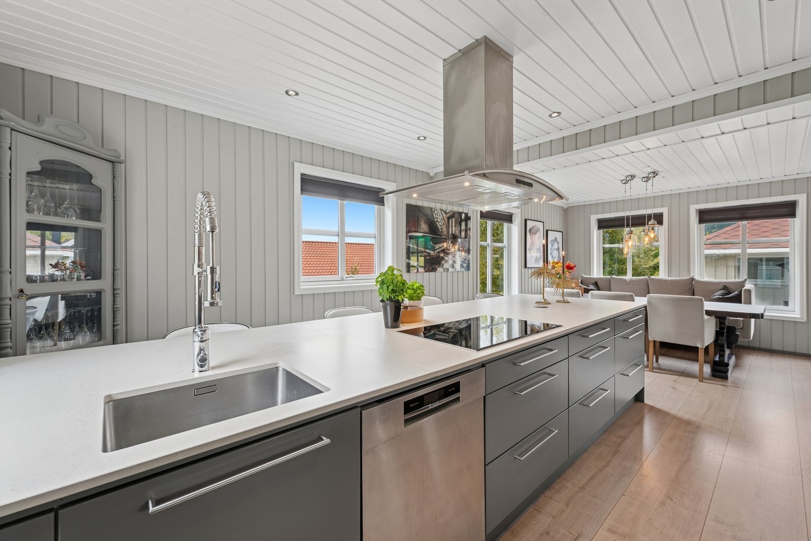 Den solide benkeplaten er av eksklusiv stein (Dekton), og øya har sitteplasser. Galleribilde