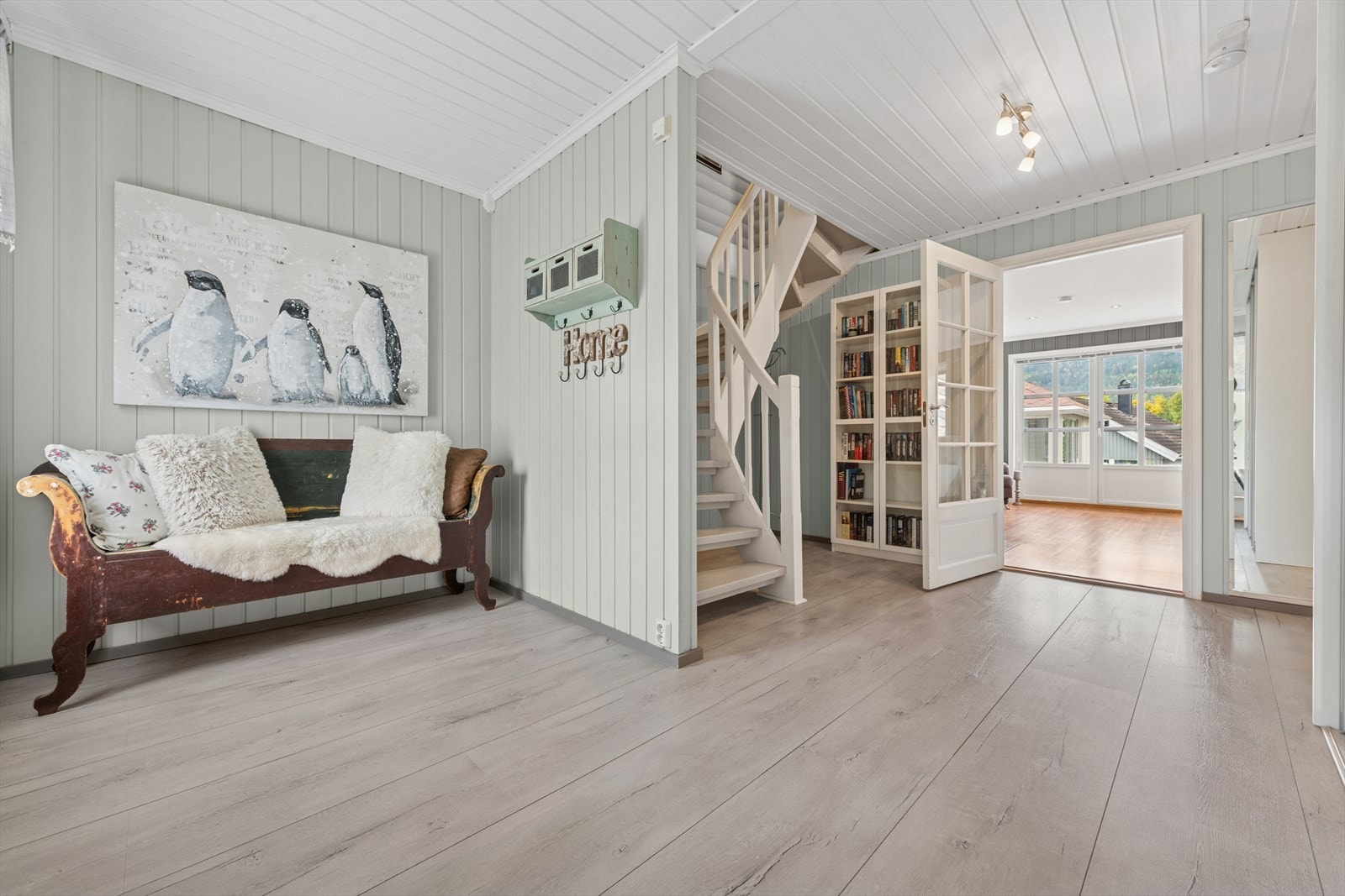 Hallen i første etasje leder deg videre inn og opp i bolien. Galleribilde