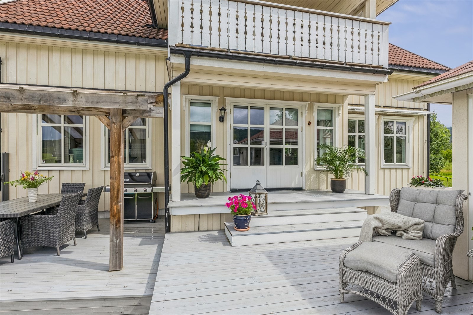 Eiendommen har flere solrike uteplasser med god plass for utemøbler. Galleribilde
