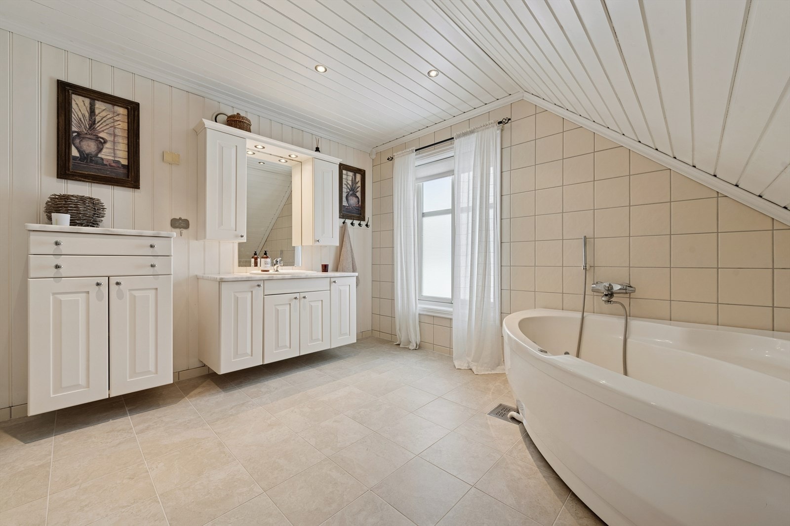 Badet i andre etasje er oppgradert og har hjørnebadekar og elektriske varmekabler. Galleribilde